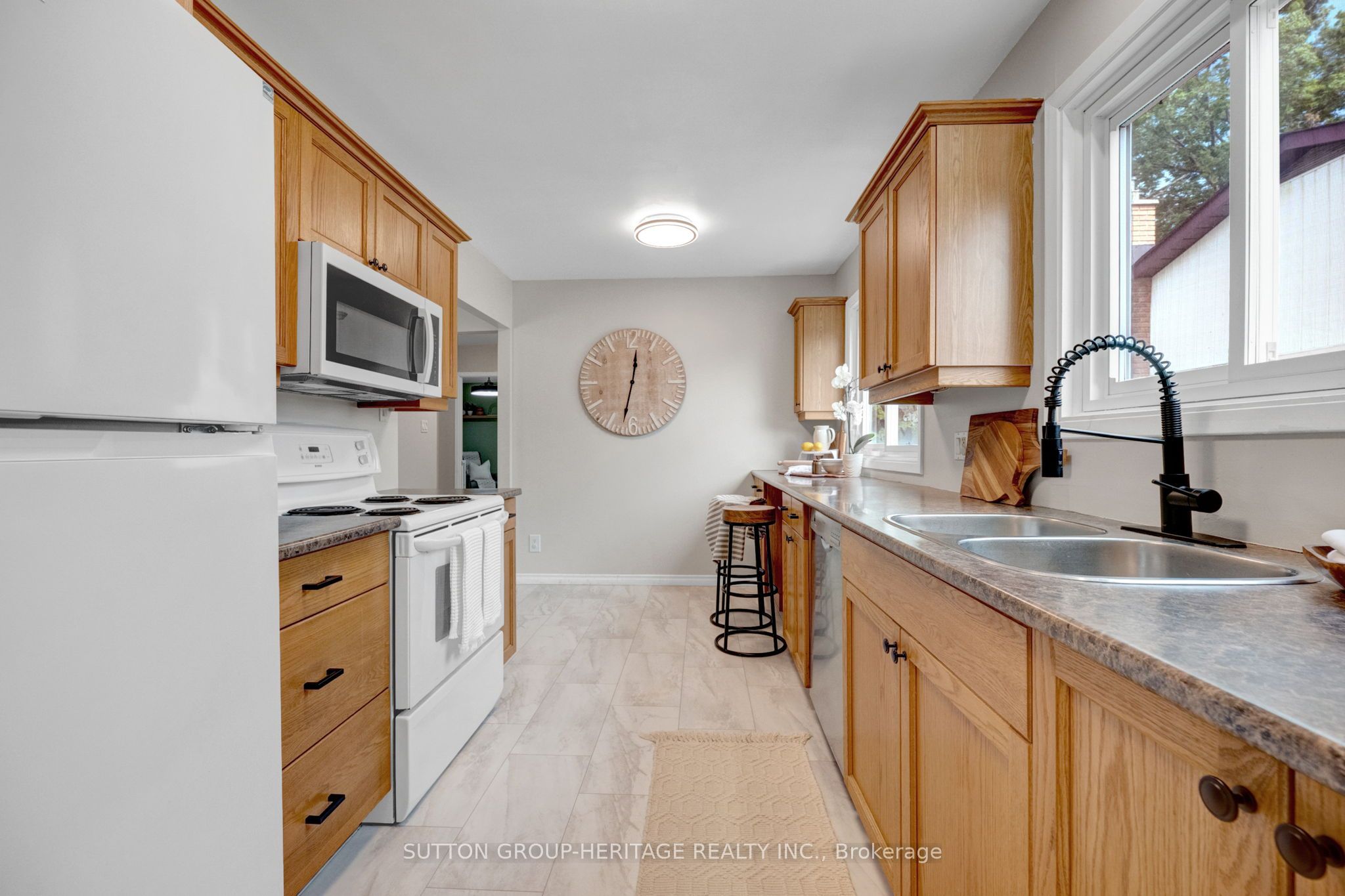 46 Alexander Avenue, Peterborough, ON K9J 6B4 photo 3