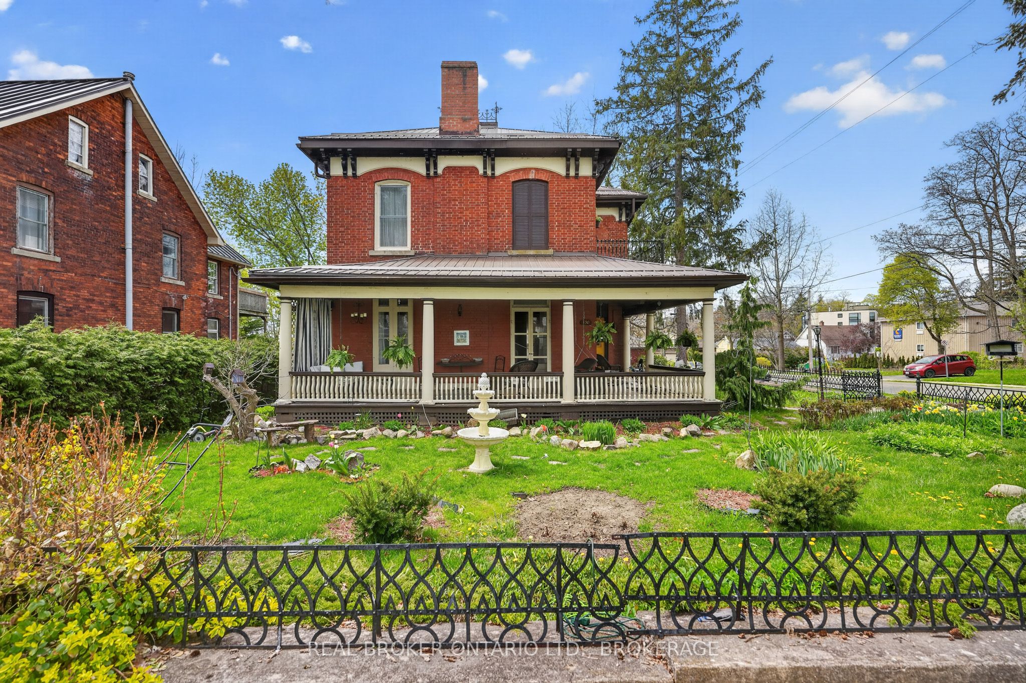 130 Main Street, Gananoque, ON K7G 2L9 photo 2