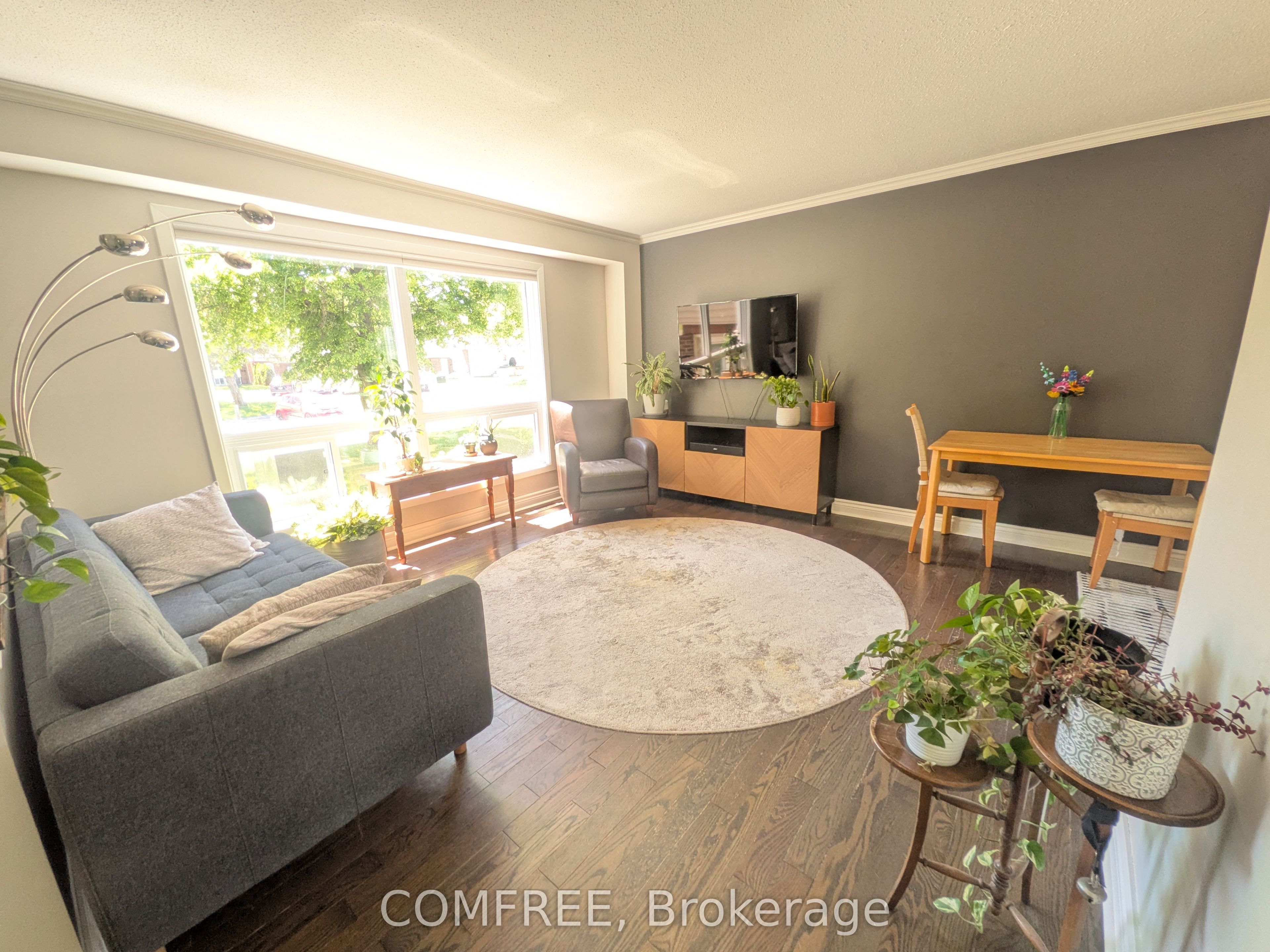 8B Forester Crescent, Bells Corners and South to Fallowfield, ON K2H 8X9