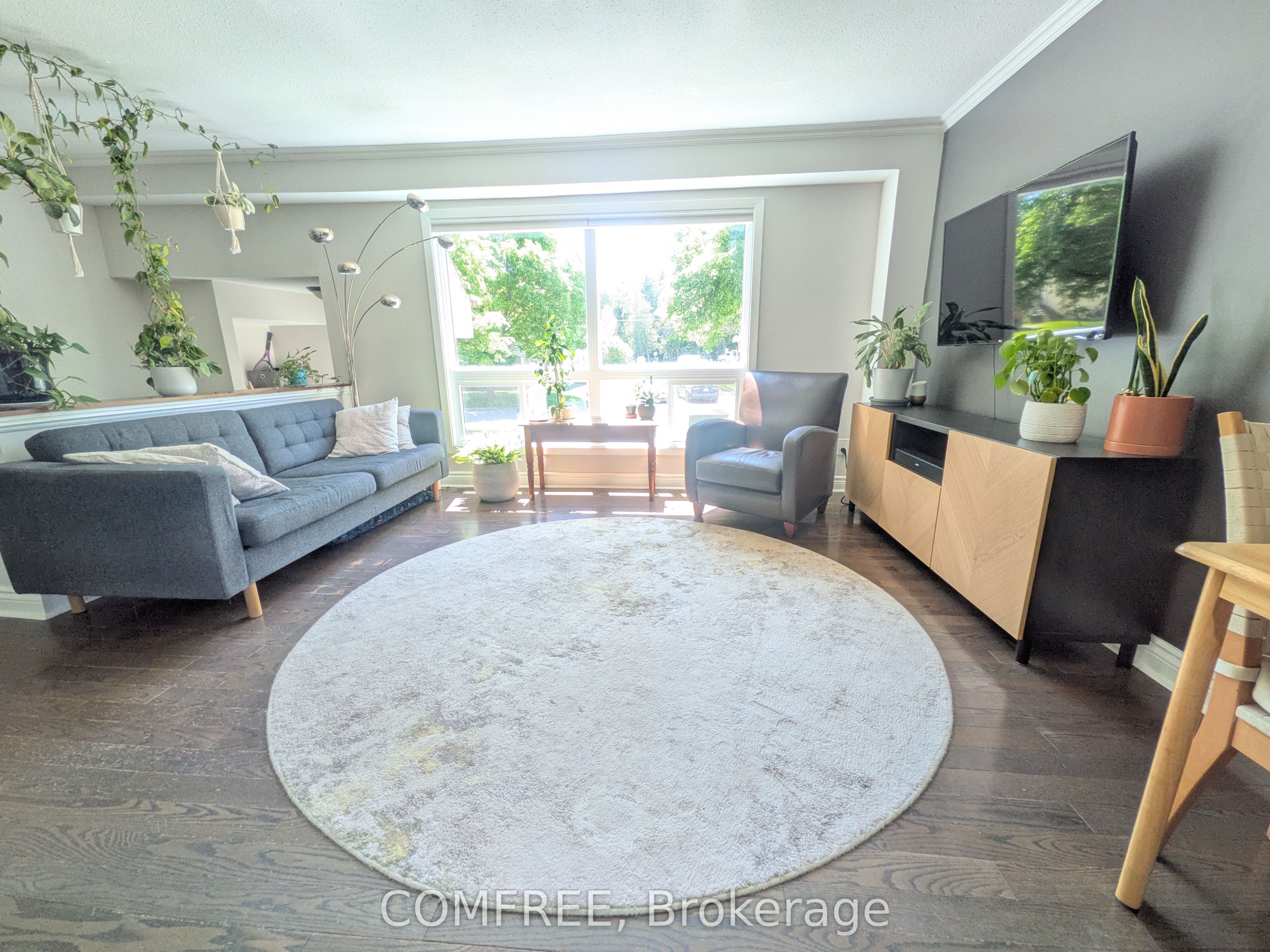 8B Forester Crescent, Bells Corners and South to Fallowfield, ON K2H 8X9 photo 2