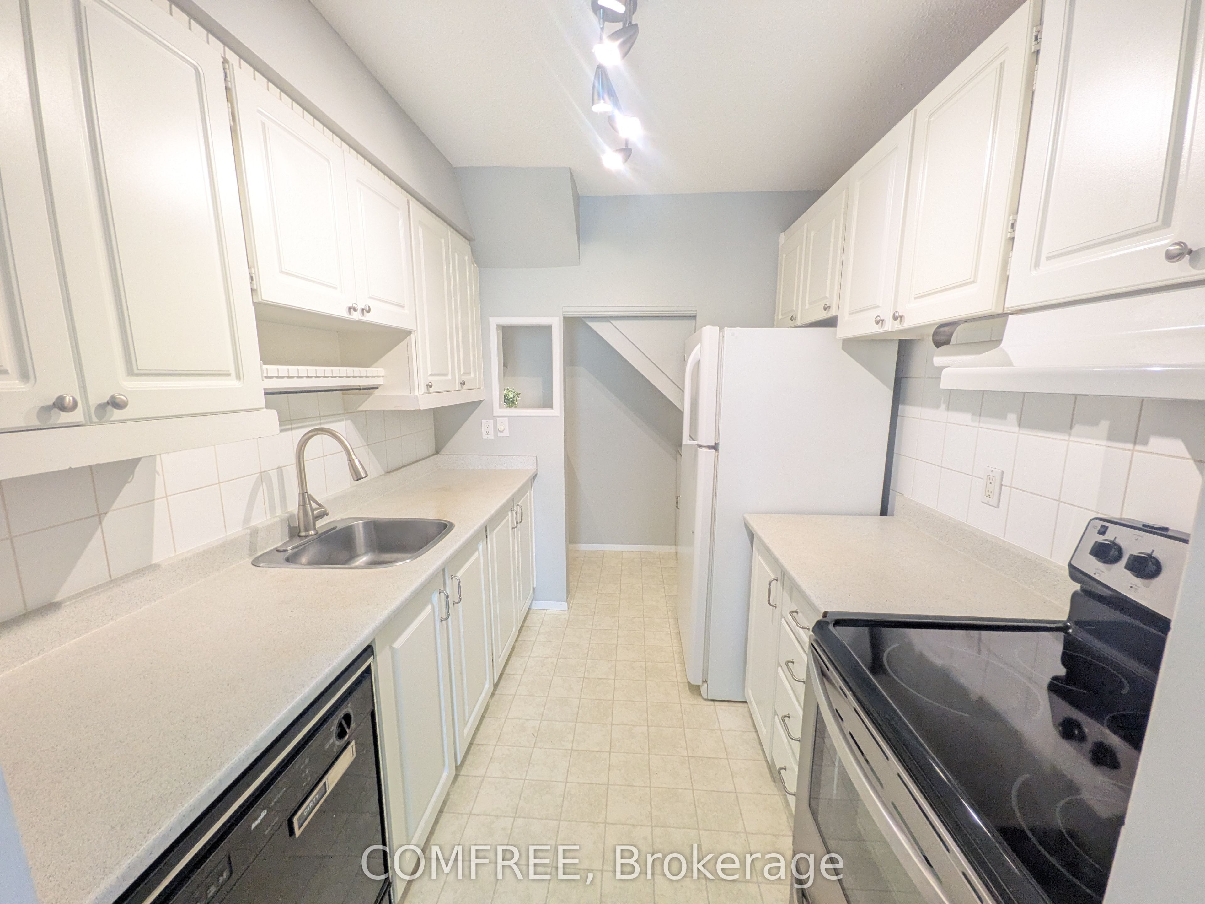 8B Forester Crescent, Bells Corners and South to Fallowfield, ON K2H 8X9 photo 5