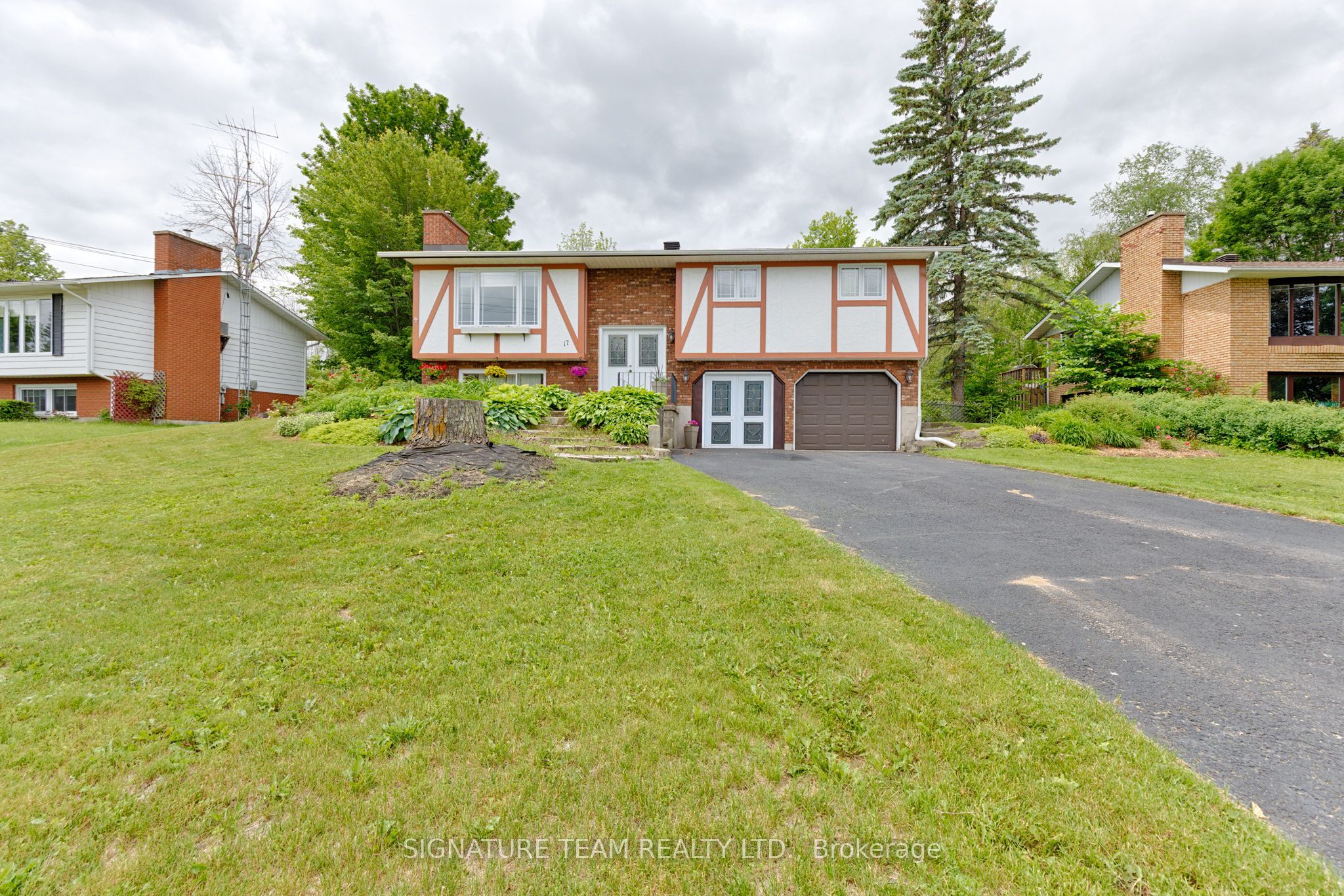 17 Ross Street, Whitewater Region, ON K0J 1K0