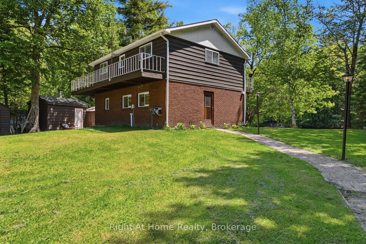 1074 Holiday Park Drive, Bracebridge, ON P1L 1W9 photo 2