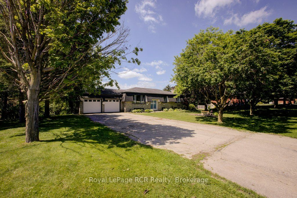 15 Booth Street E, Mapleton, ON N0G 2K0 photo 2