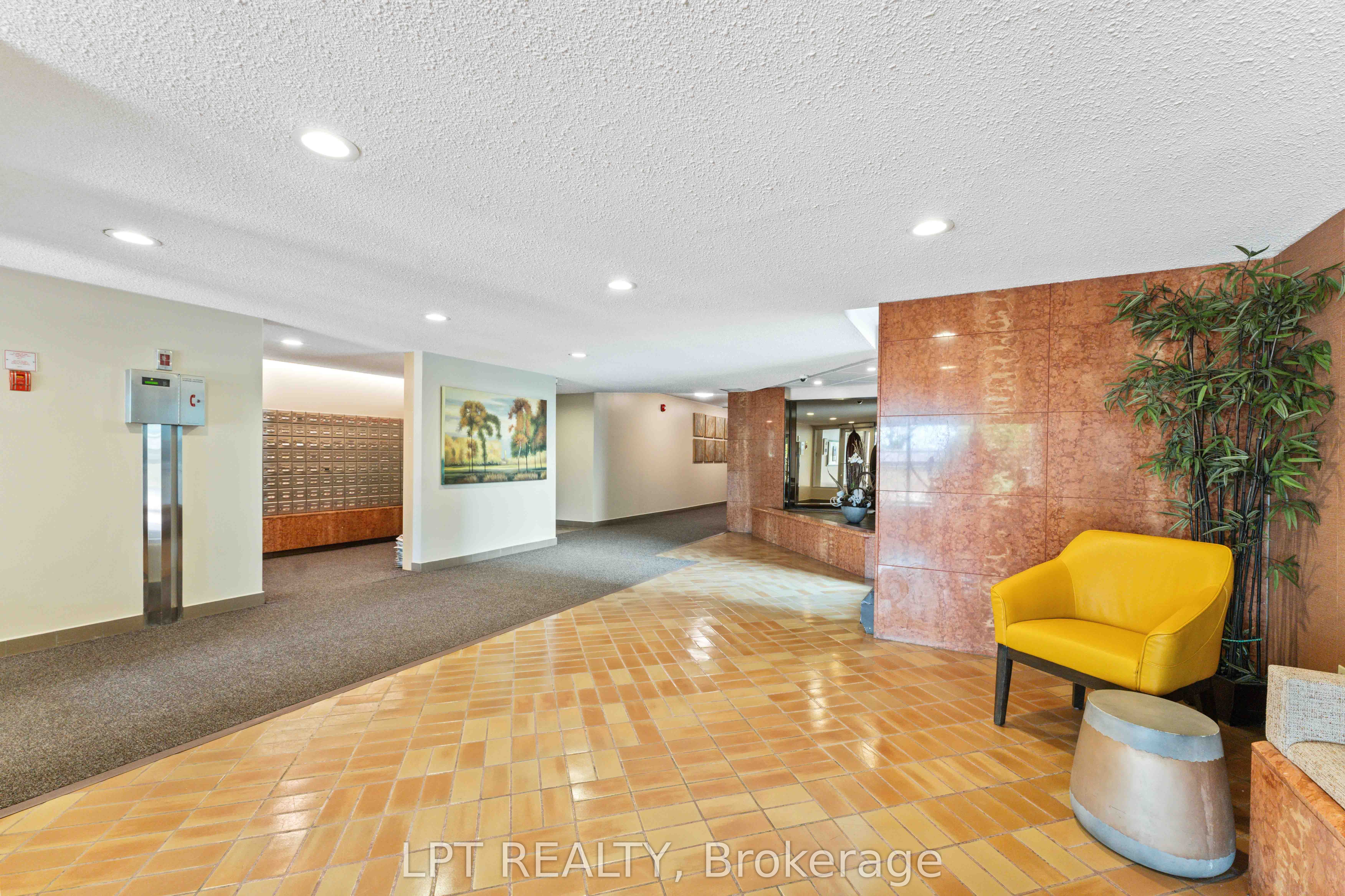 555 Brittany Drive 314, Manor Park - Cardinal Glen and Area, ON K1K 4C5 photo 4