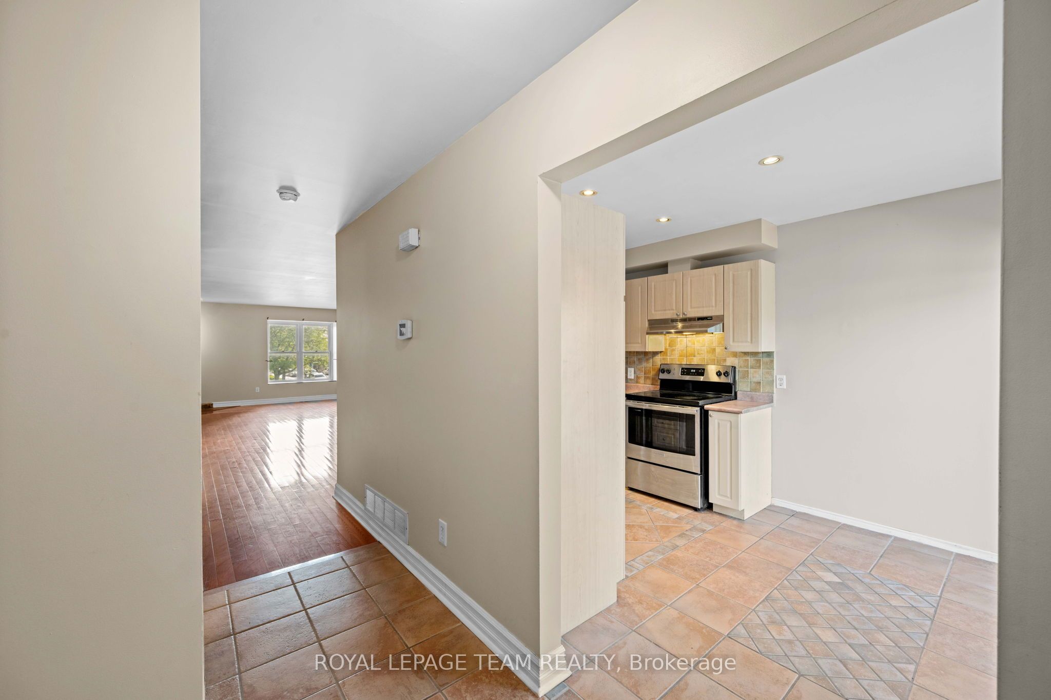 91 Thornbury Crescent, South of Baseline to Knoxdale, ON K2G 6C4 photo 5
