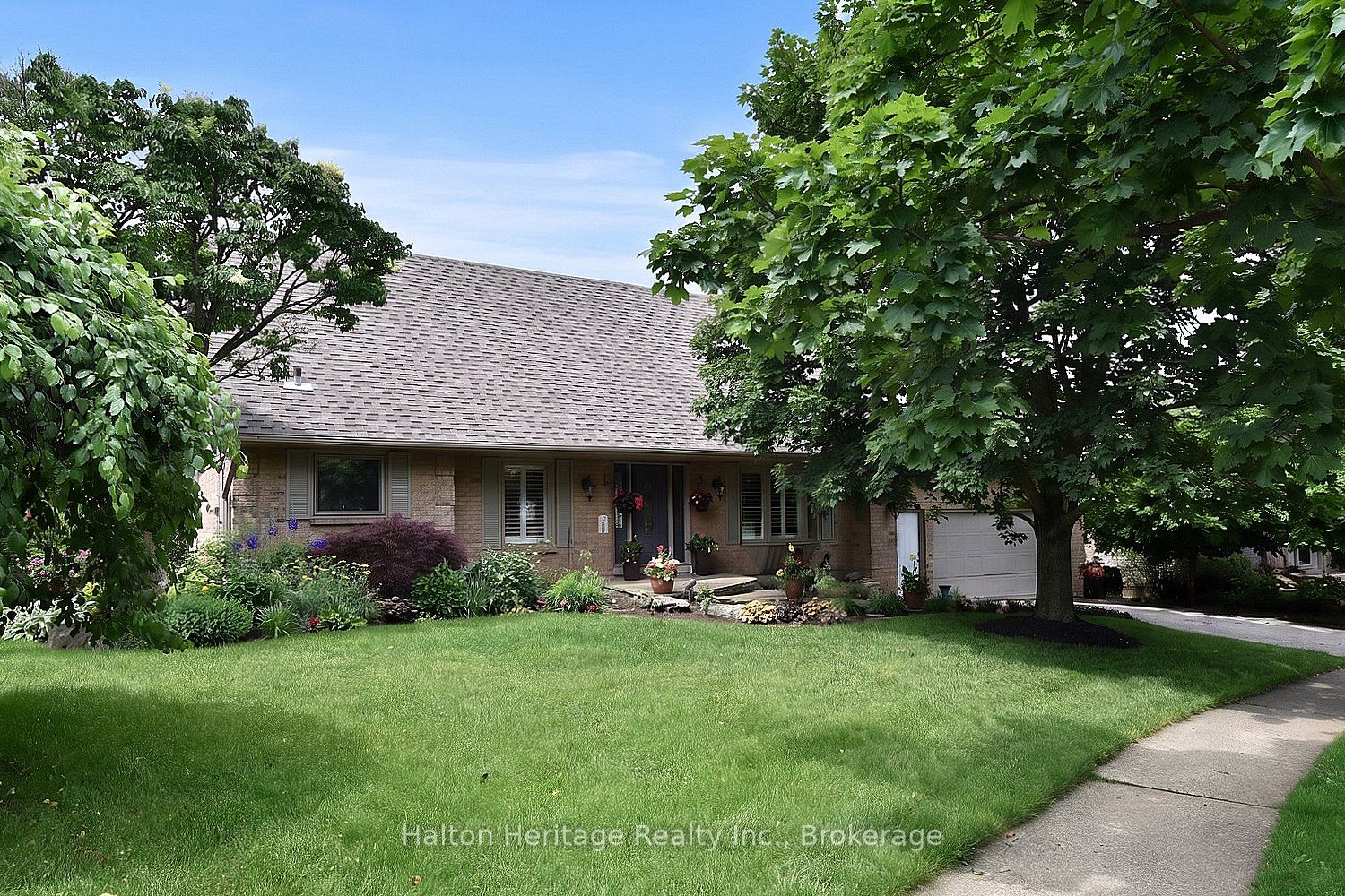 34 Howard Boulevard, Hamilton, ON L8B 0G3