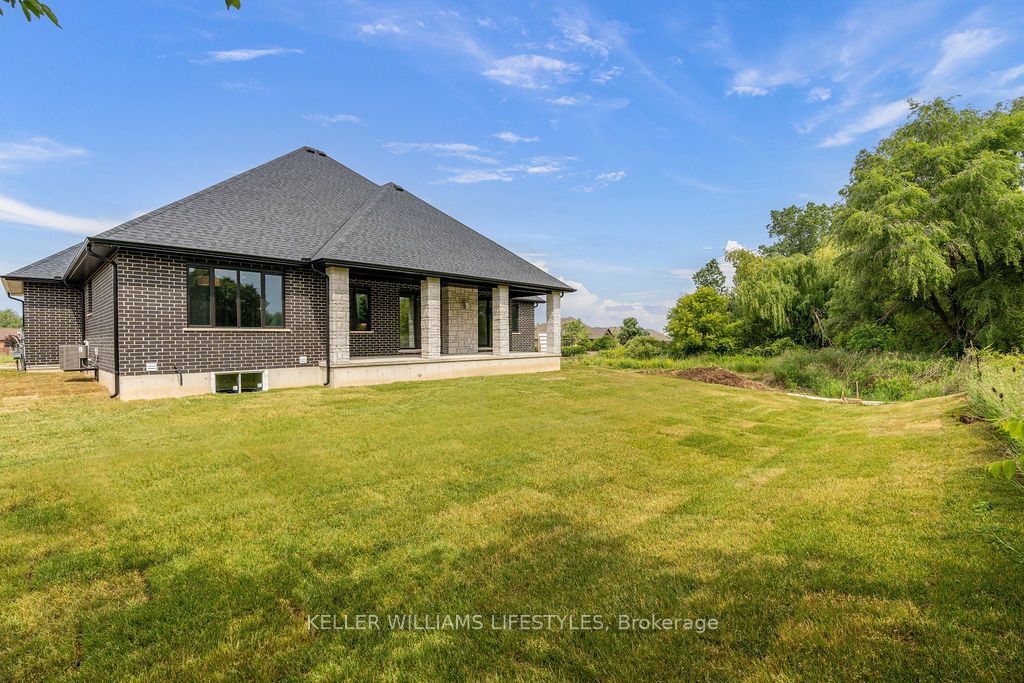 28 MANNING Court, Lambton Shores, ON N0M 1B0 photo 5