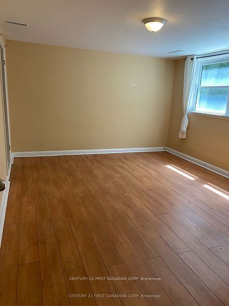 270 Sarnia Road basement bedroom, London North, ON N6G 1M9 photo 2