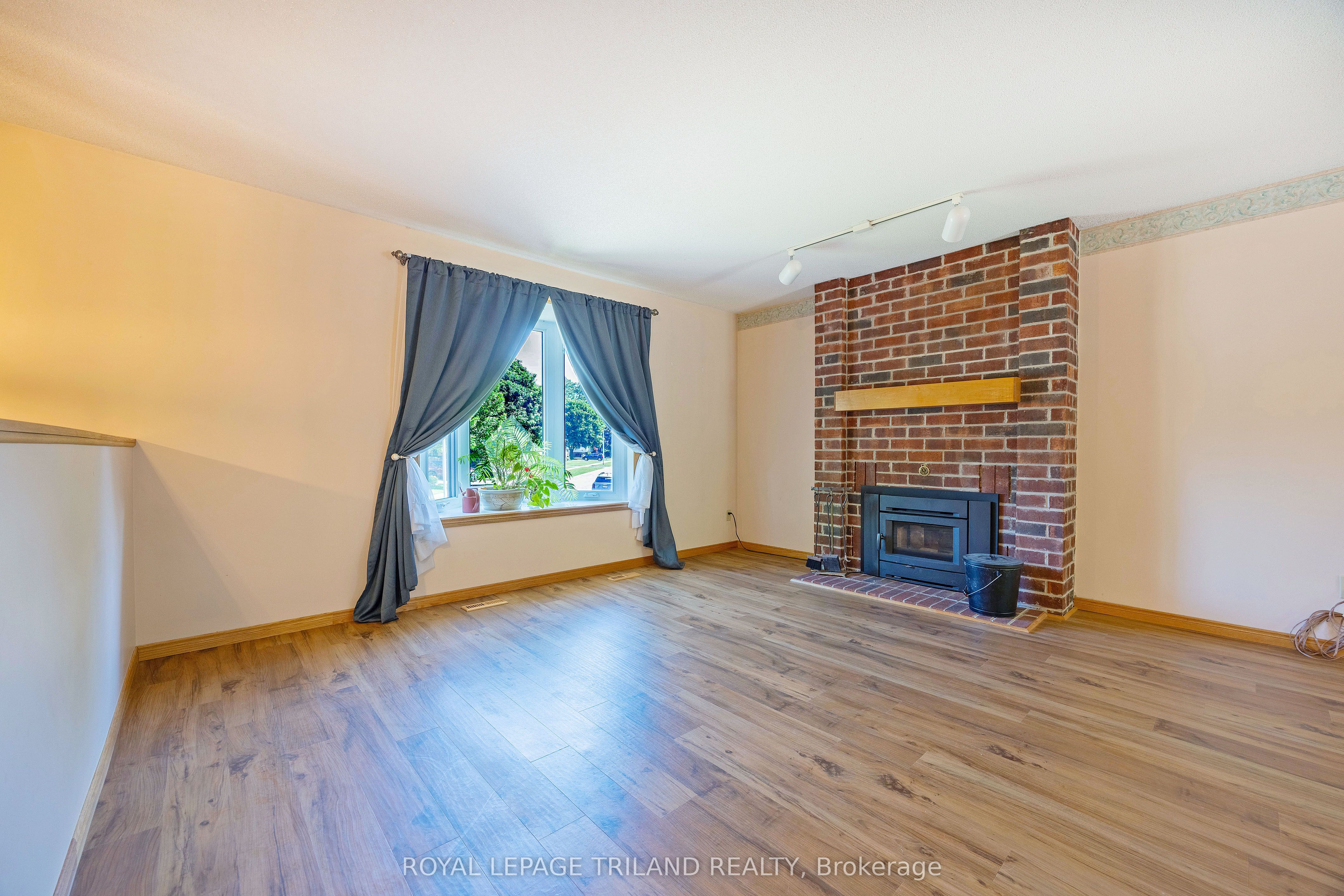 597 SEBURN Drive, Strathroy-Caradoc, ON N0L 1W0 photo 5