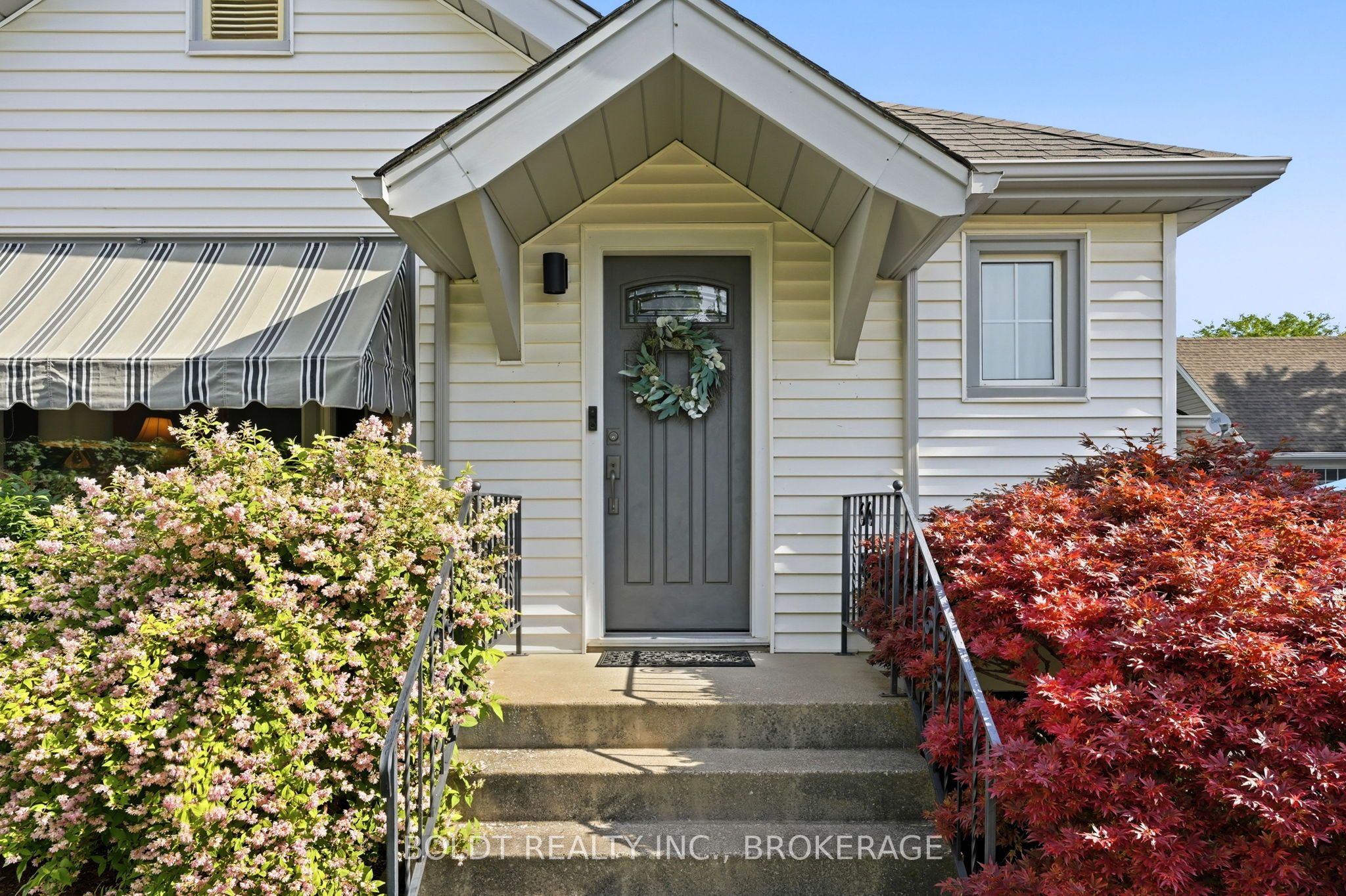 9 Woodgate Avenue, St. Catharines, ON L2R 3V3 photo 2