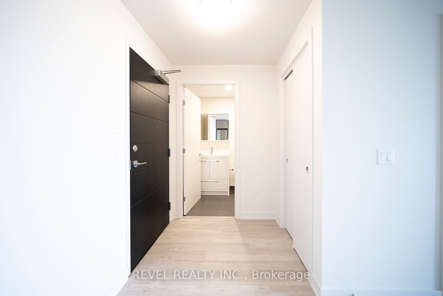 212 King William Street 823, Hamilton, ON L8R 3N9 photo 3