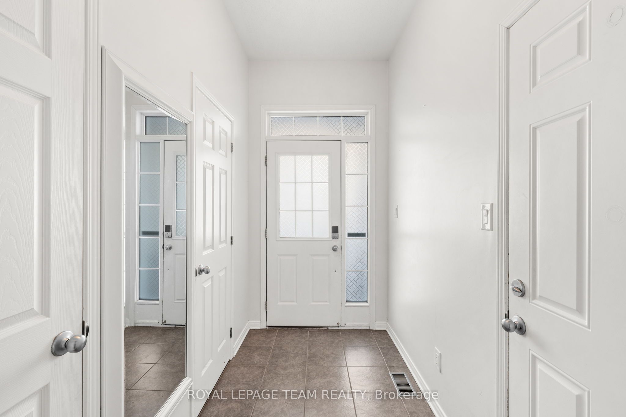 102 Lochnaw Private, Barrhaven, ON K2J 5X6 photo 4