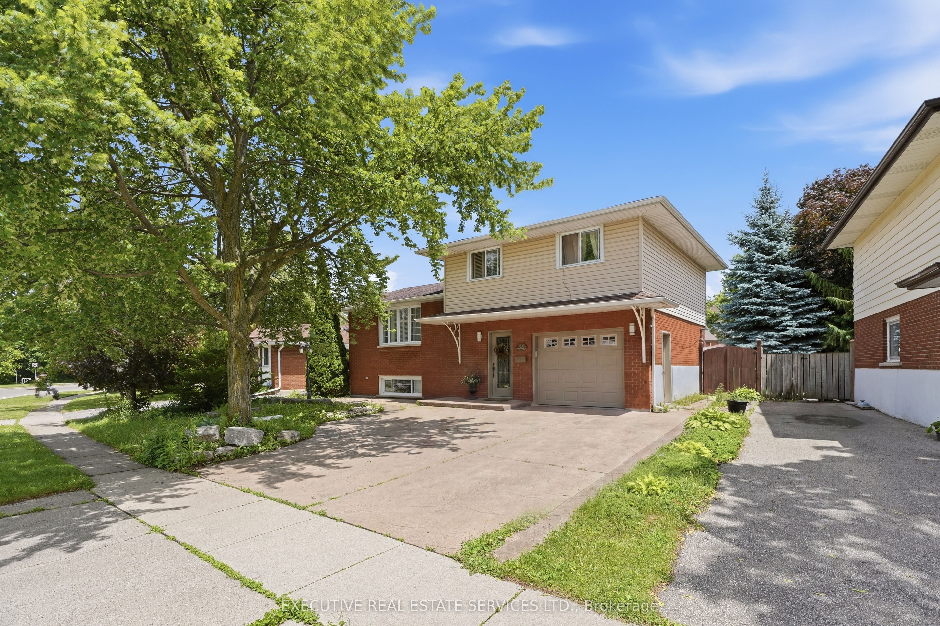 207 Christopher Drive, Cambridge, ON N1R 4S6 photo 2