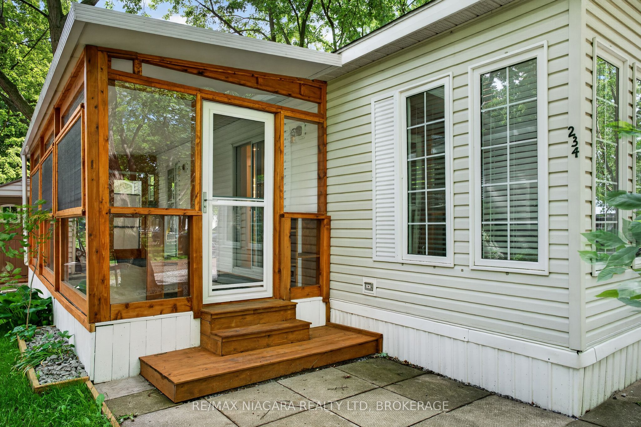 8845 Lundys Lane 234, Niagara Falls, ON L2H 1H5 photo 3