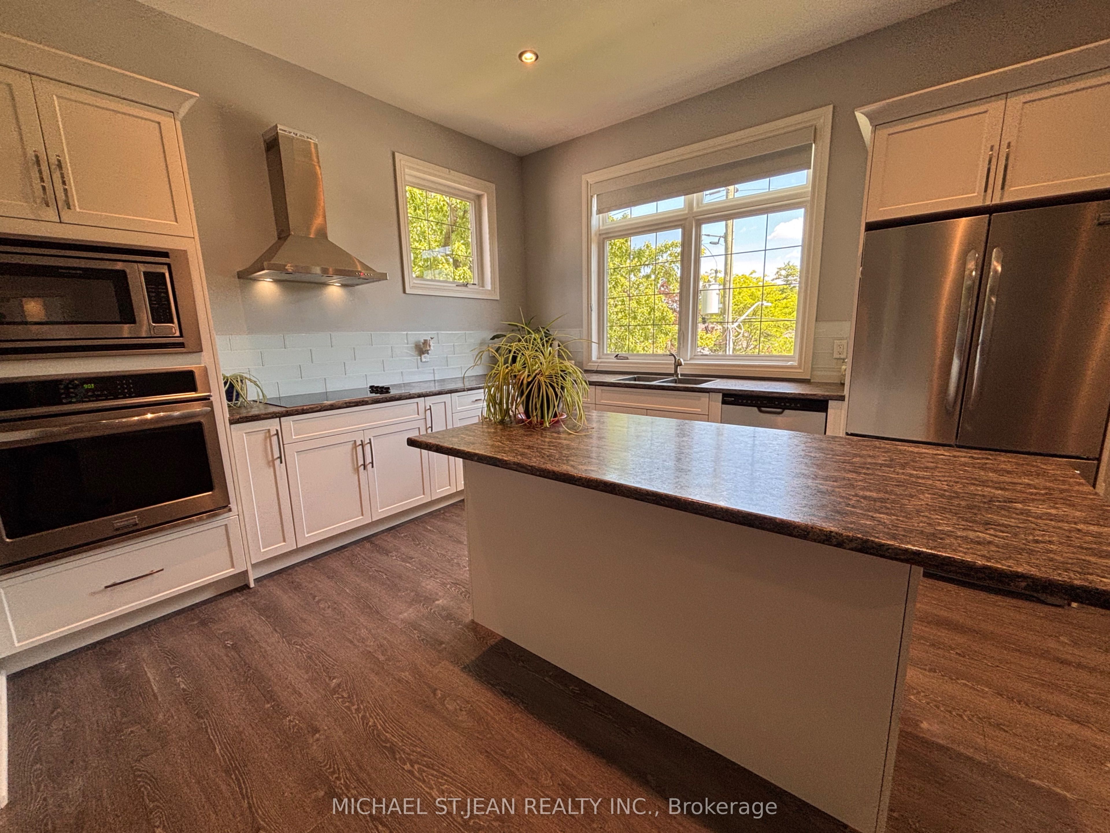 71 Wilson Street E, Hamilton, ON L9G 2B3 photo 2