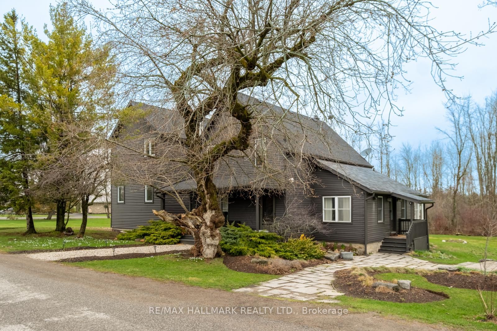 709 Old Milford Road, Prince Edward County, ON K0K 2T0 photo 2