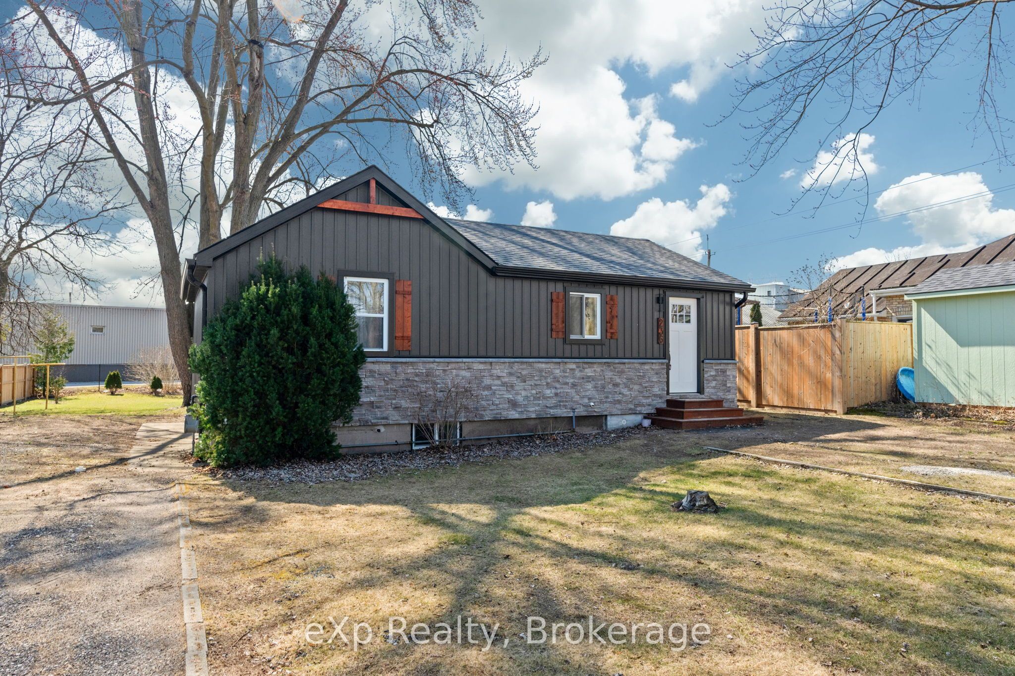 236 Sydenham Street, Strathroy-Caradoc, ON N7G 1V3 photo 2