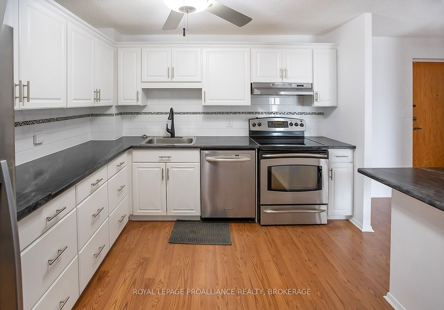 120 Barrett Court 305, Kingston, ON K7L 5H6 photo 5
