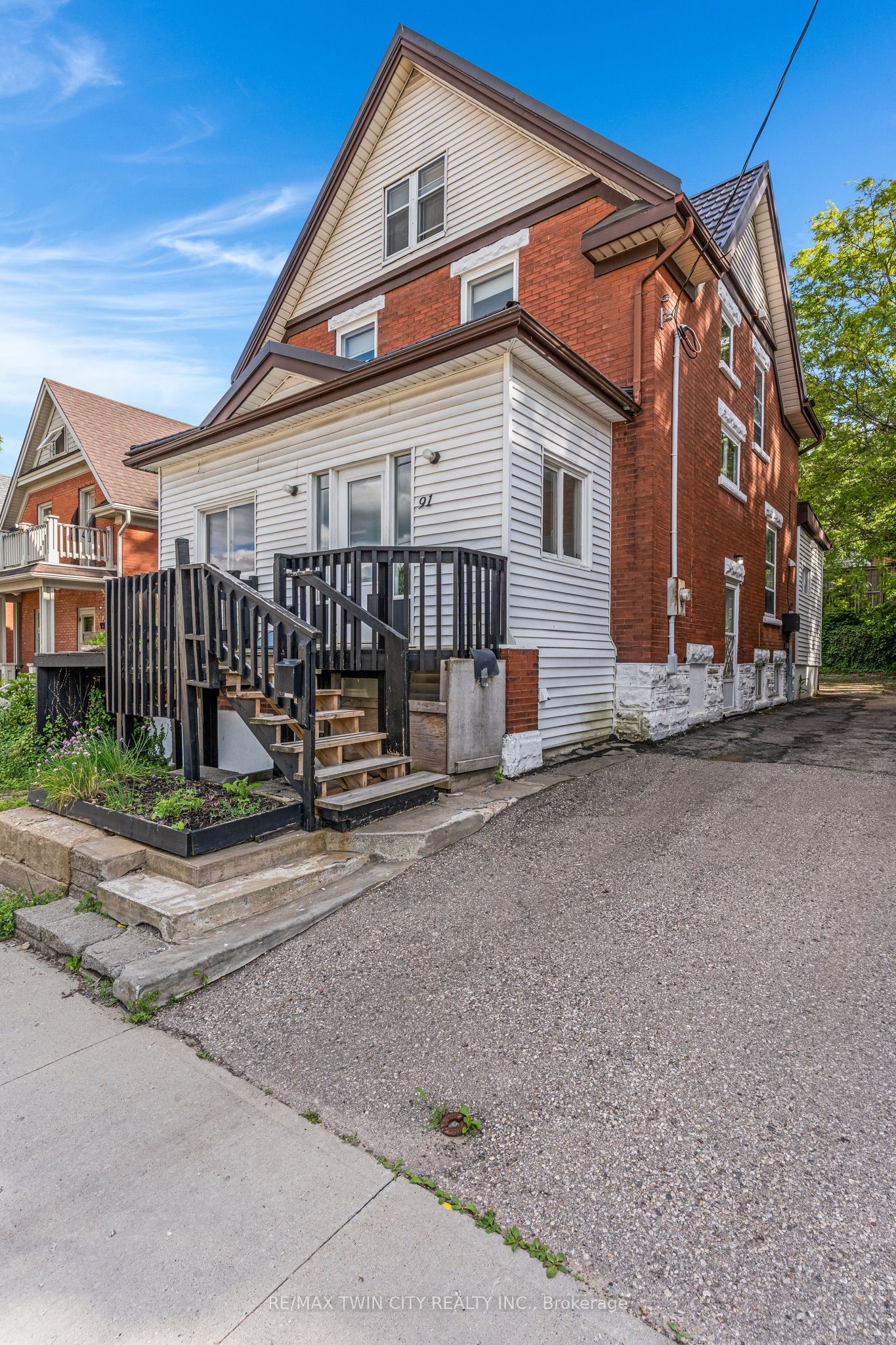 91 Charles Street E, Kitchener, ON N2G 2P5 photo 3