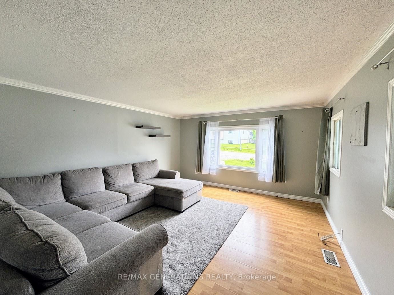 54 Jackson Crescent, Marathon, ON P0T 2E0 photo 2