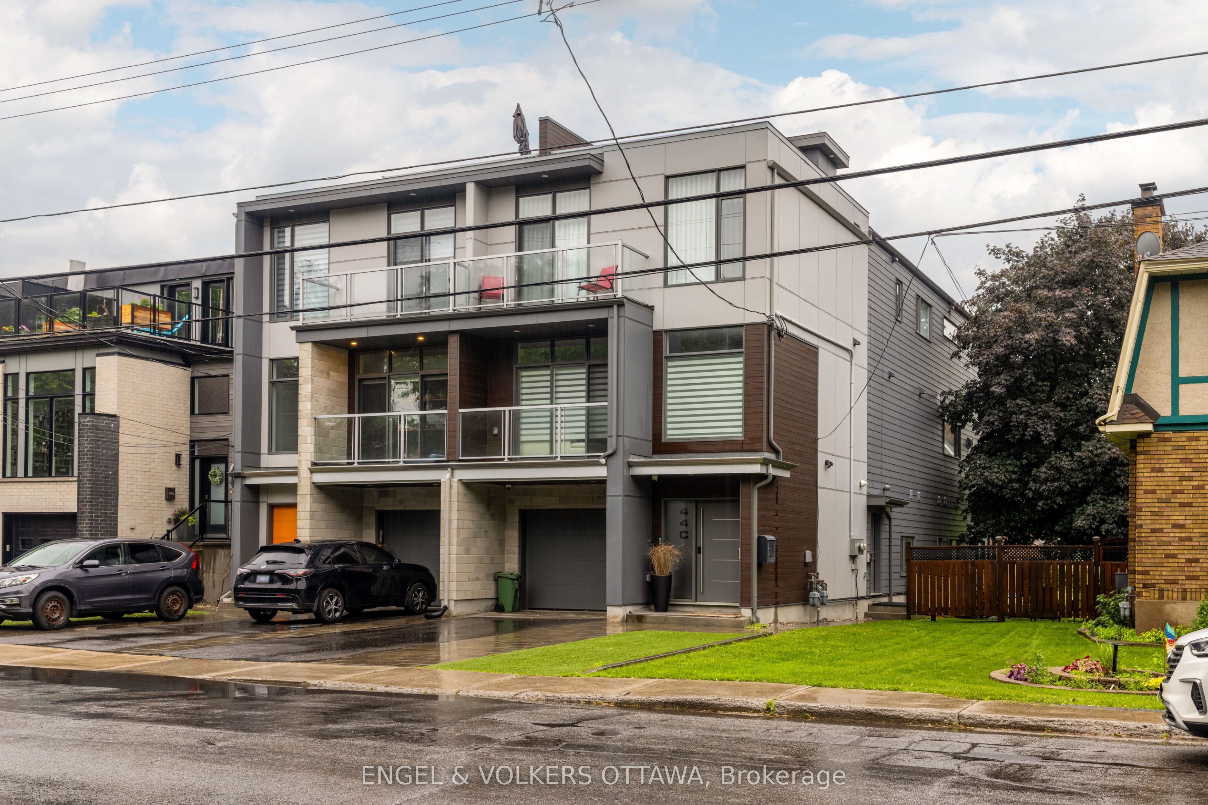 44 Byron Avenue D, Tunneys Pasture and Ottawa West, ON K1Y 3J1 photo 2