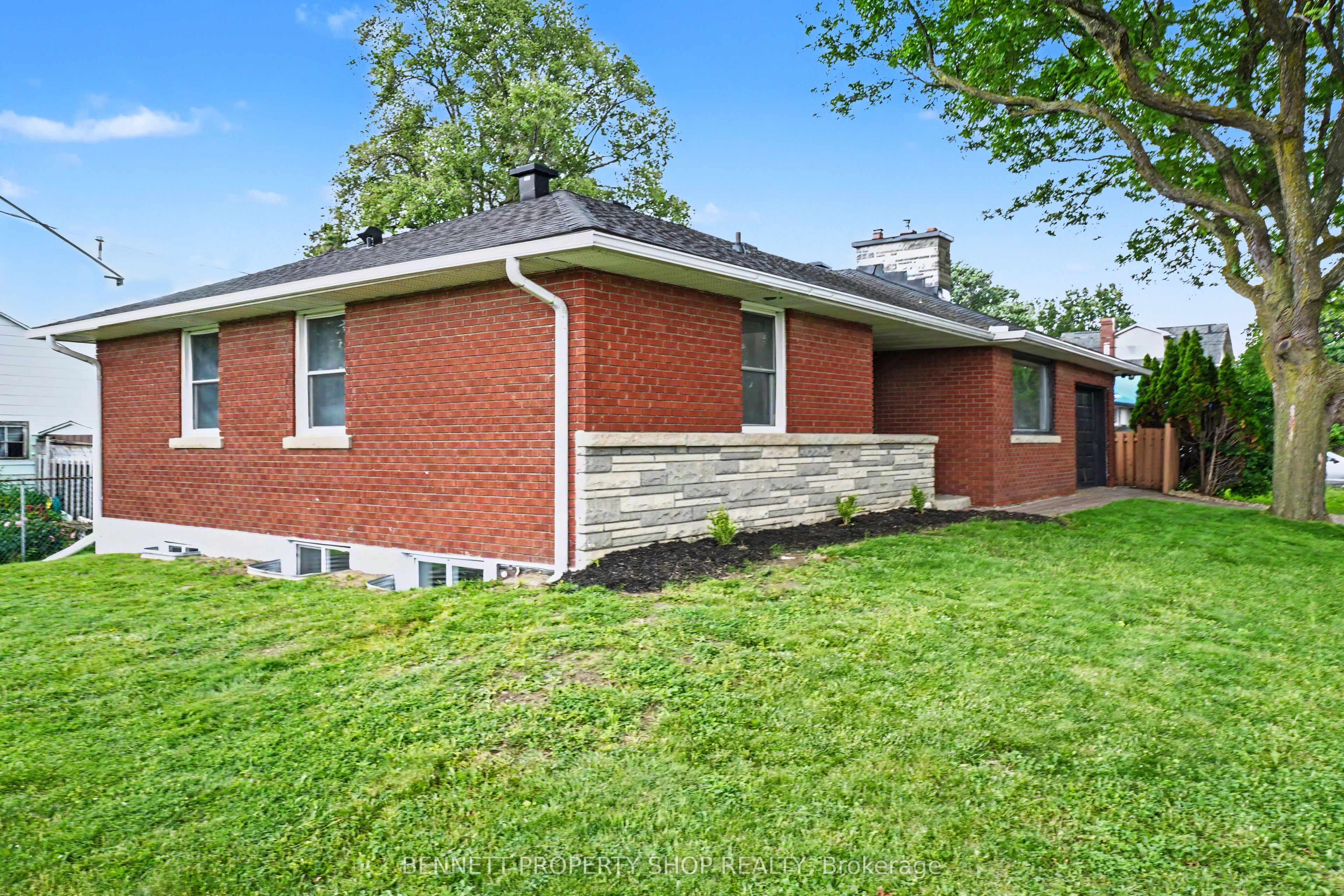1305 Avenue N Avenue, Alta Vista and Area, ON K1G 0A7 photo 3
