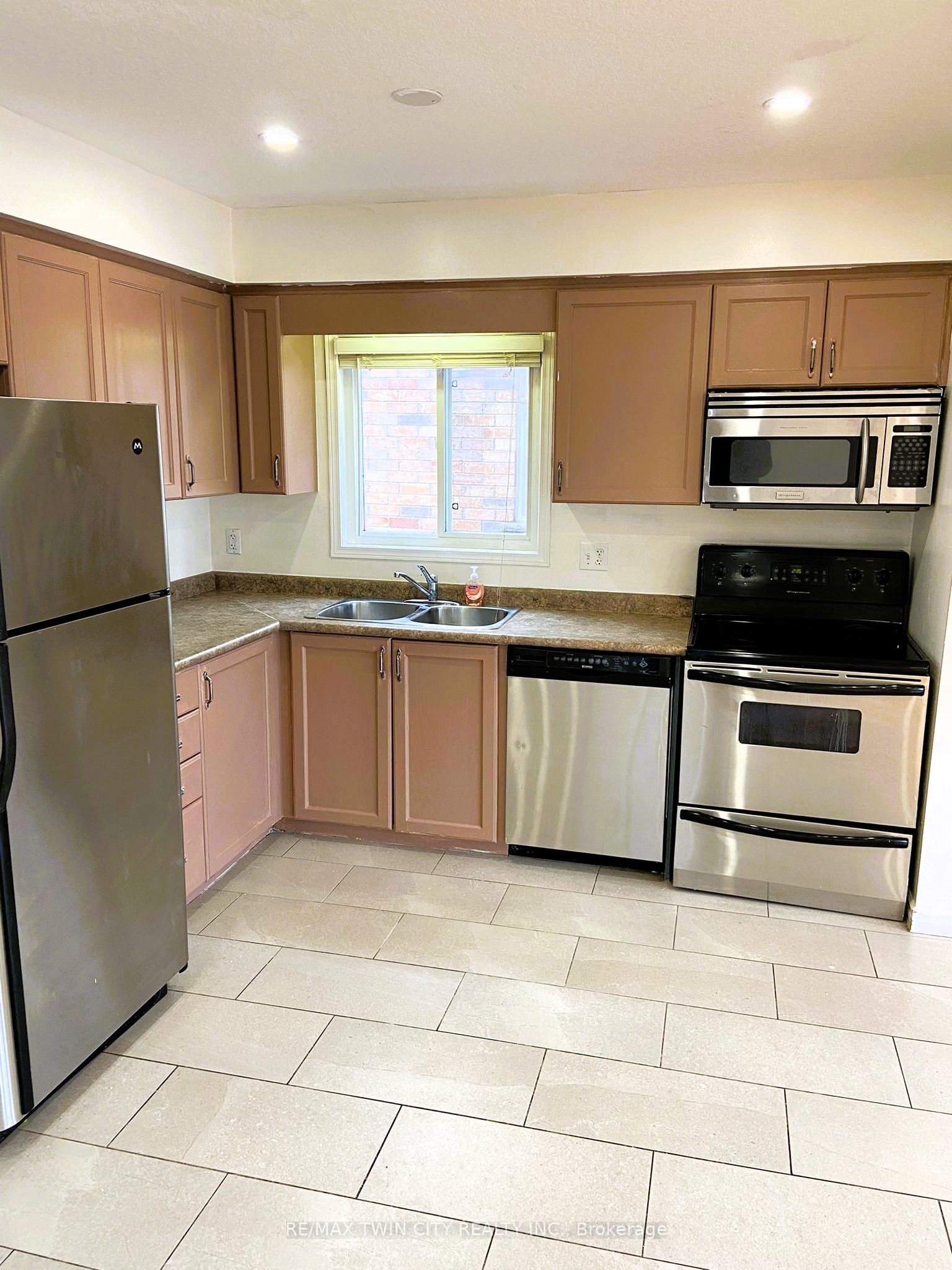 490 Activa Avenue UPPER, Kitchener, ON N2E 4C1 photo 4