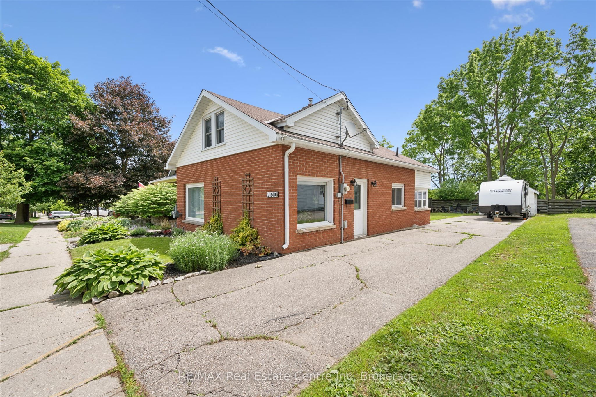 250 St George Street E, Centre Wellington, ON N1M 1K4 photo 2