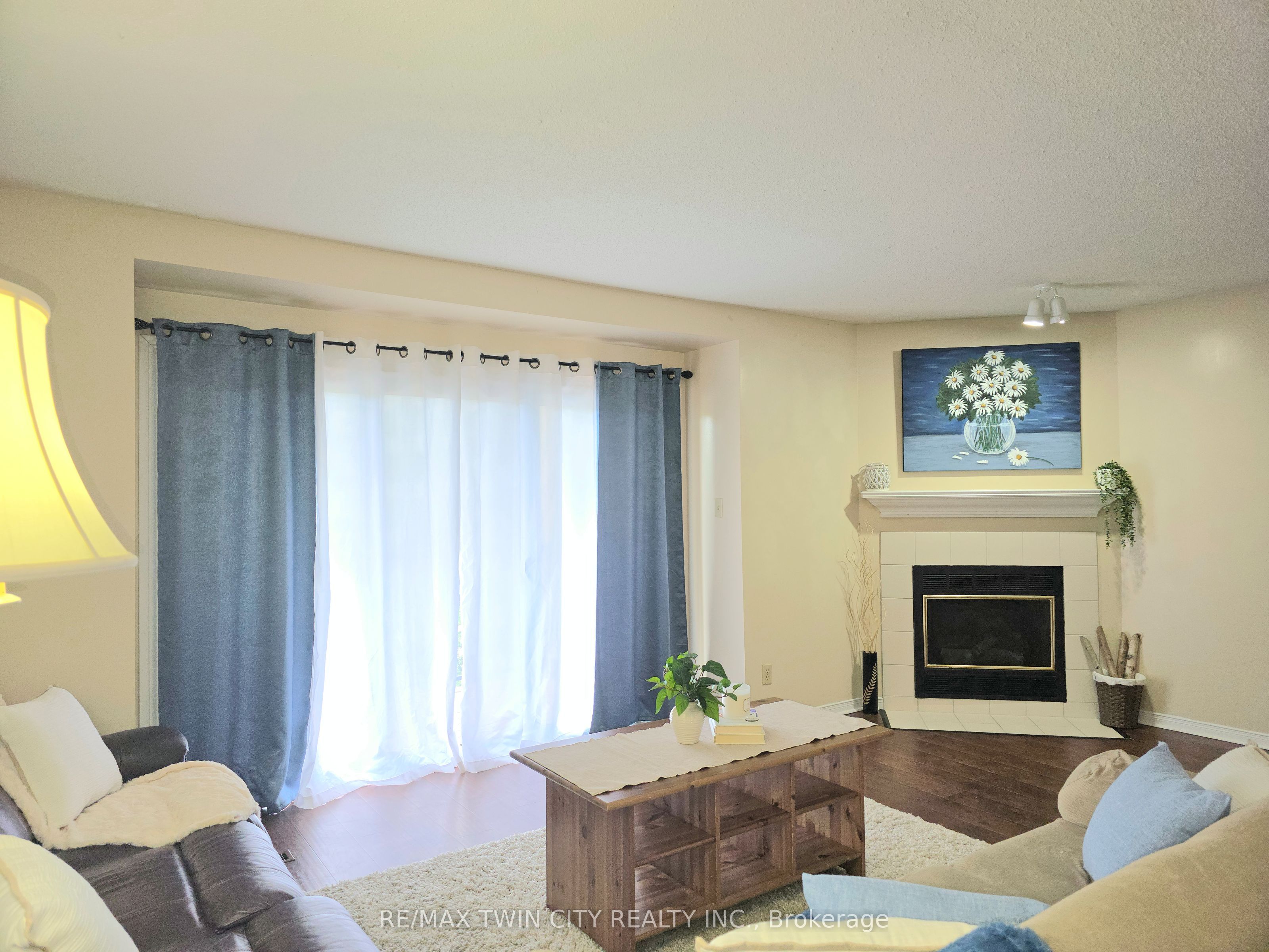 250 Keats Way 6, Waterloo, ON N2L 6J5 photo 3
