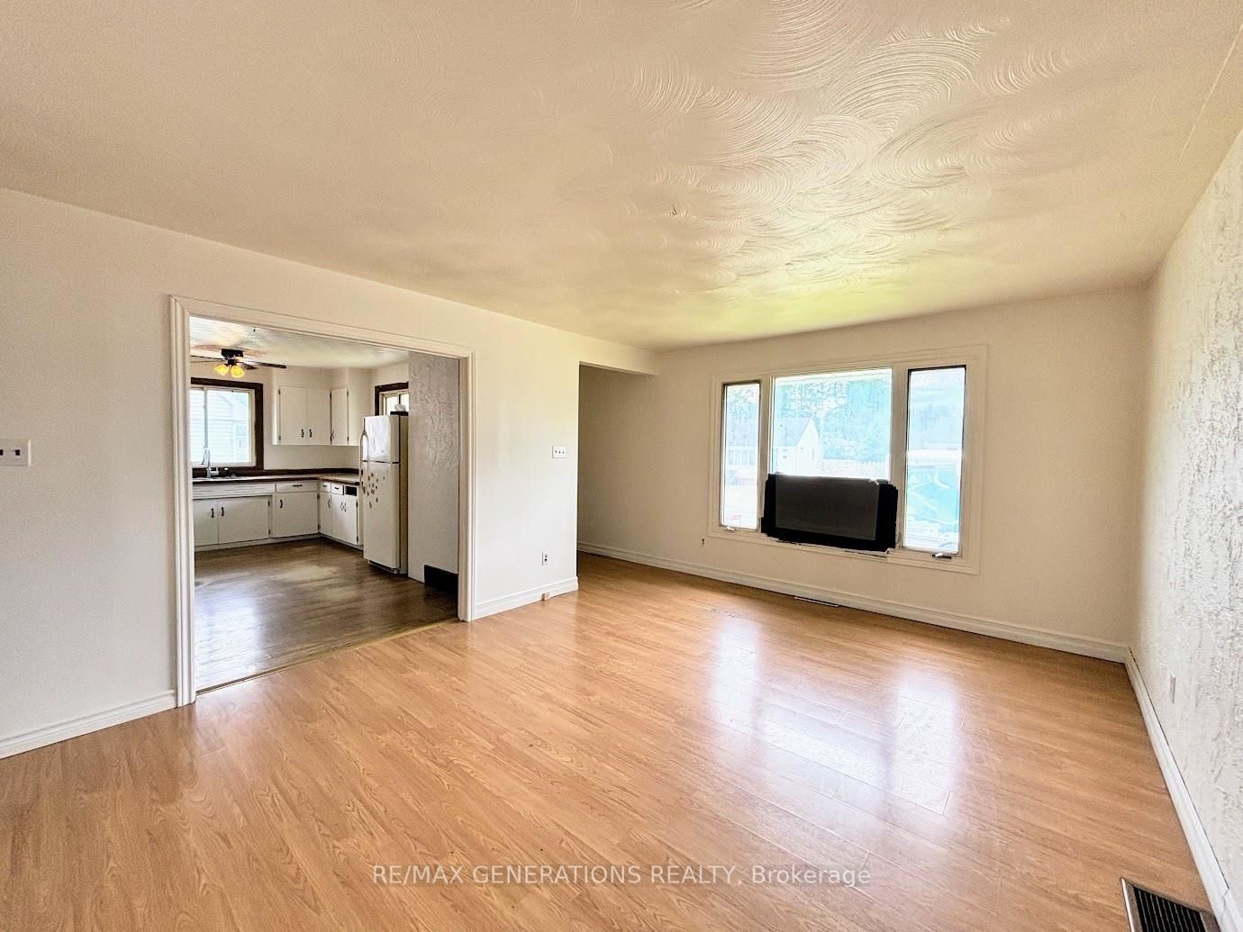 55 Neebig Avenue, Manitouwadge, ON P0T 2C0 photo 2
