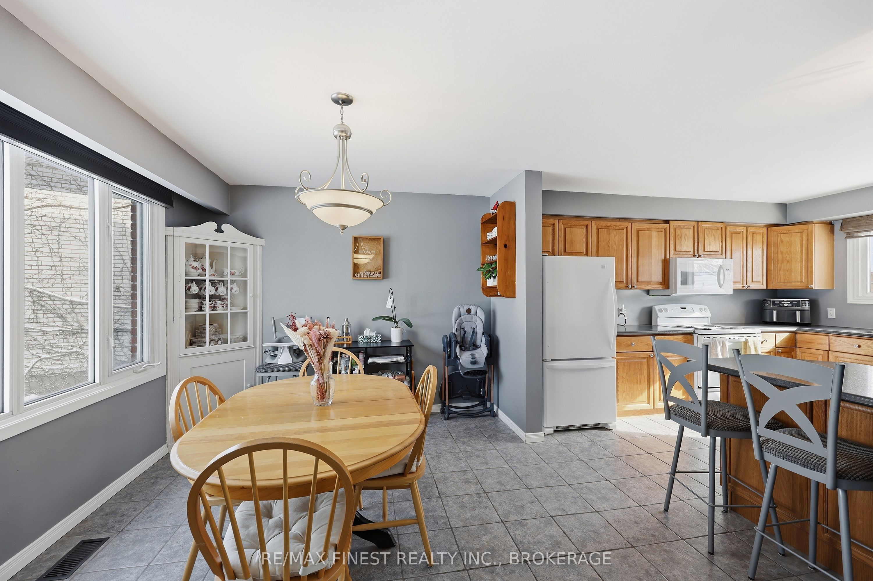 140 Falkirk Terrace, Kingston, ON K7M 4C2 photo 3