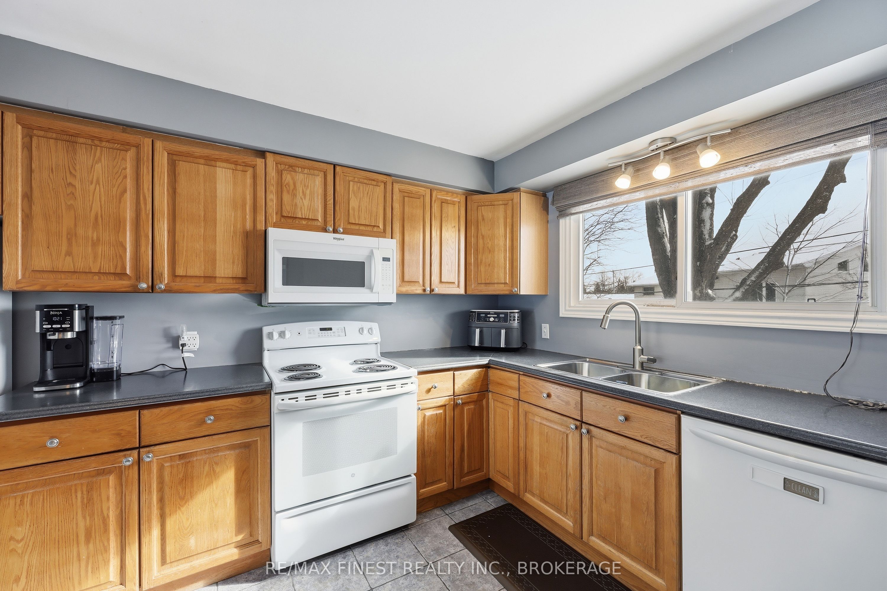 140 Falkirk Terrace, Kingston, ON K7M 4C2 photo 5