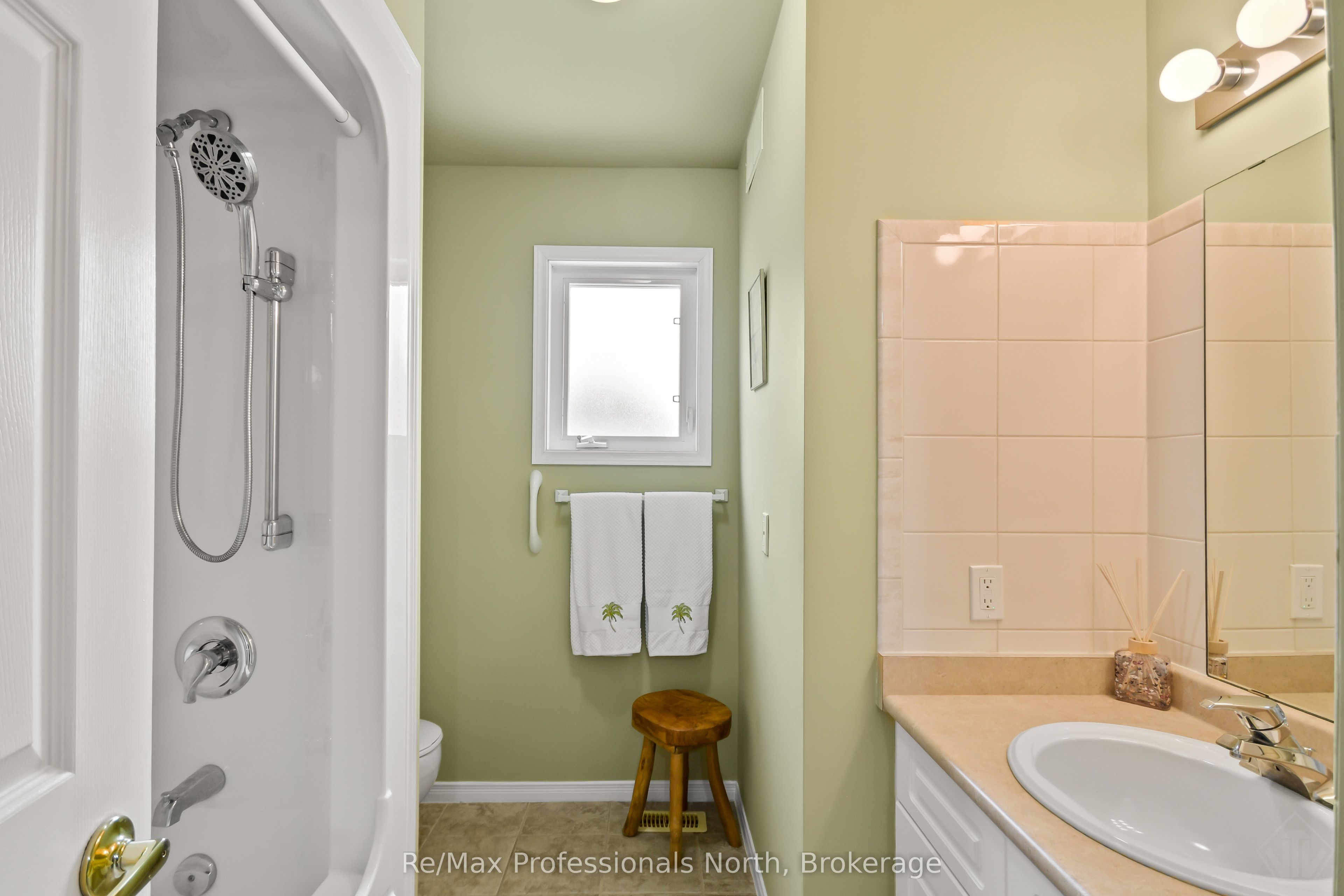 102 PINERIDGE Gate, Gravenhurst, ON P1P 1Z2 photo 5