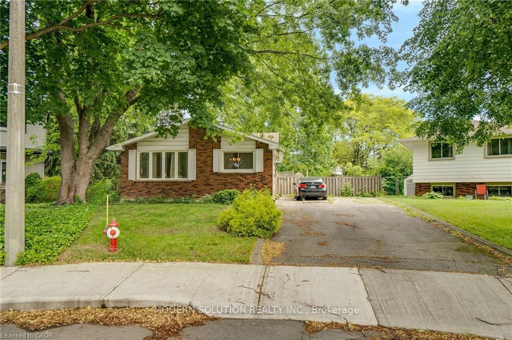 108 Fassett Court, Hamilton, ON L9G 4E7