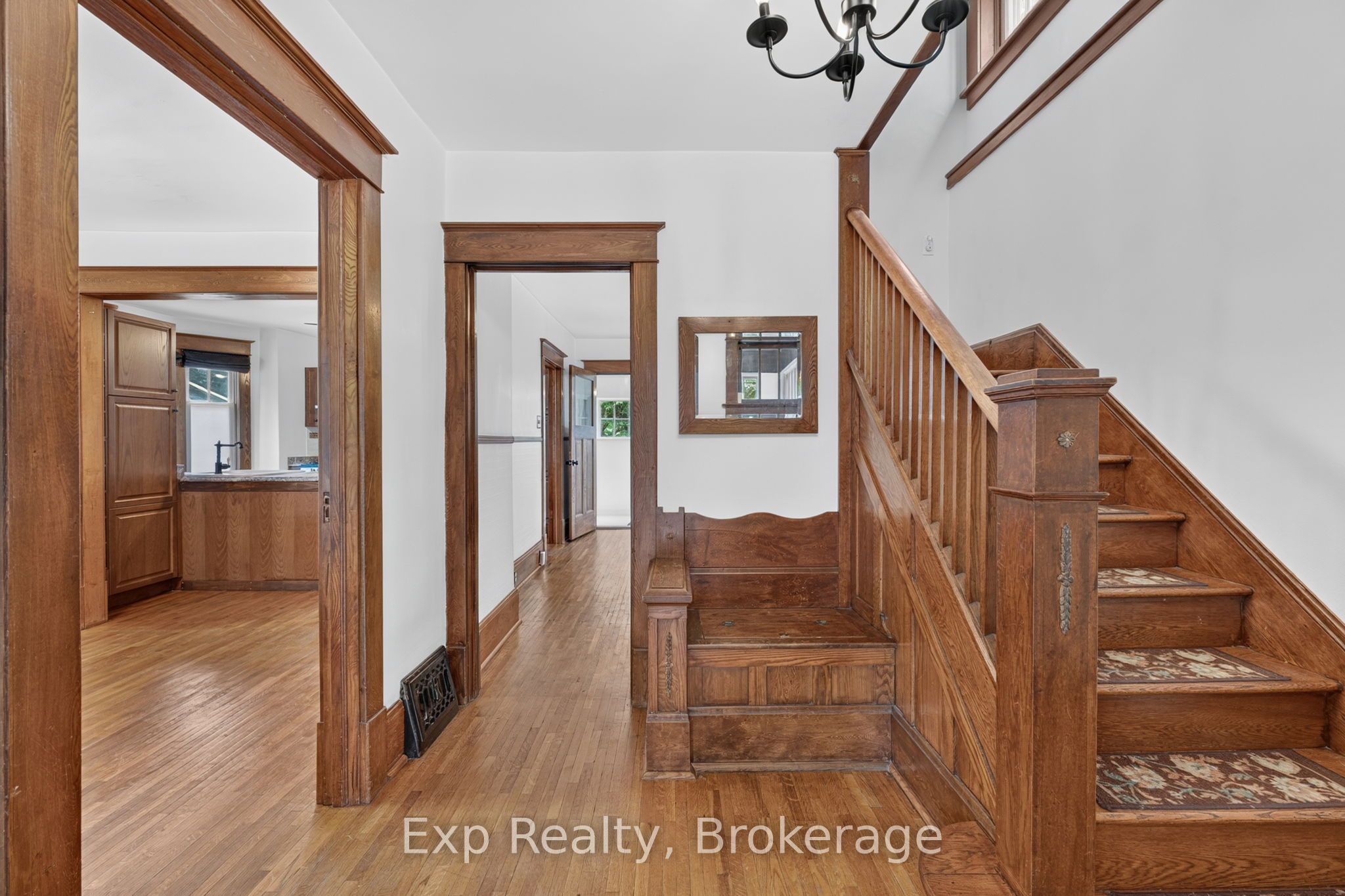98 Cedar Street, Belleville, ON K8P 3M4 photo 2