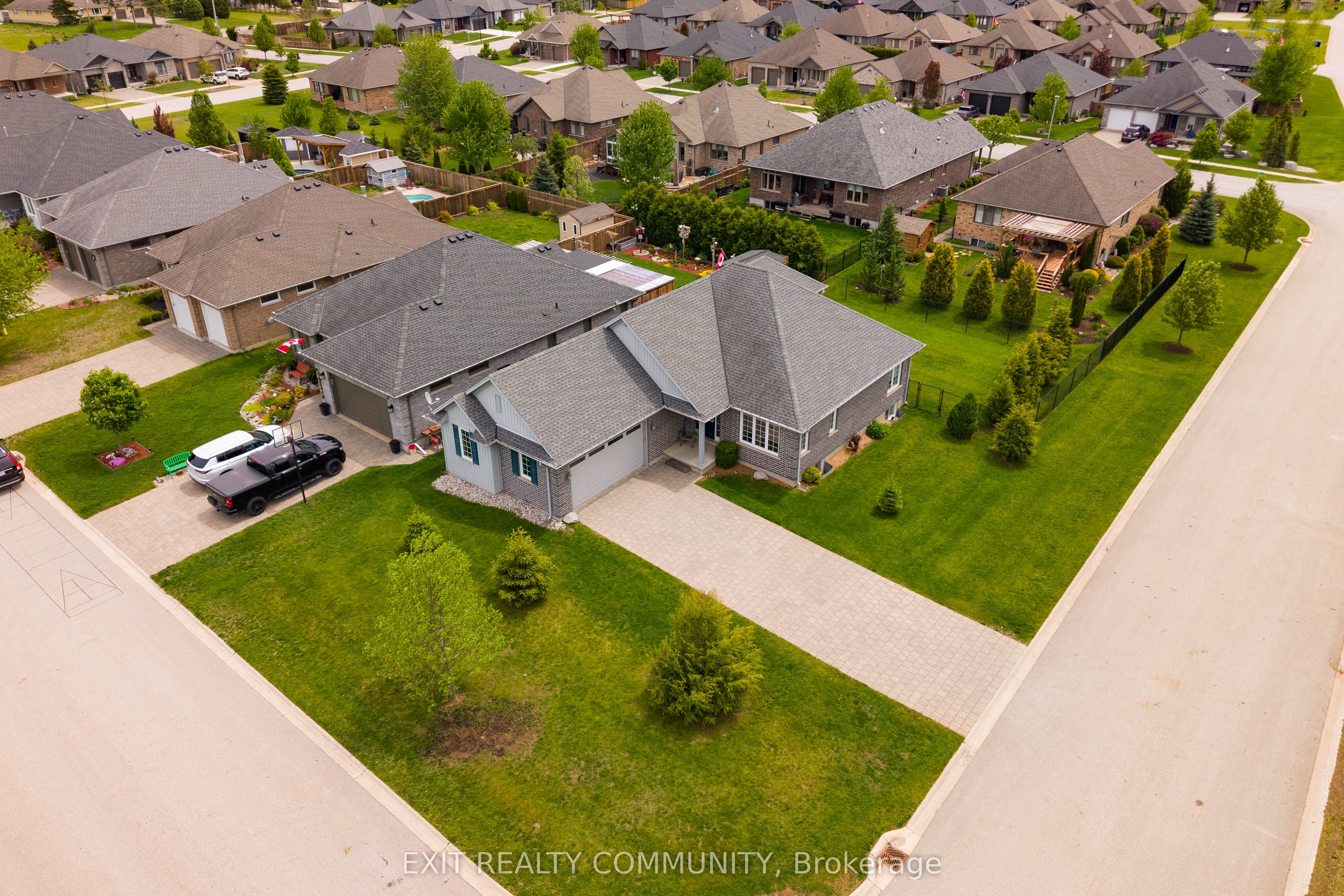 598 Bennett Crescent, Strathroy-Caradoc, ON N0L 1W0