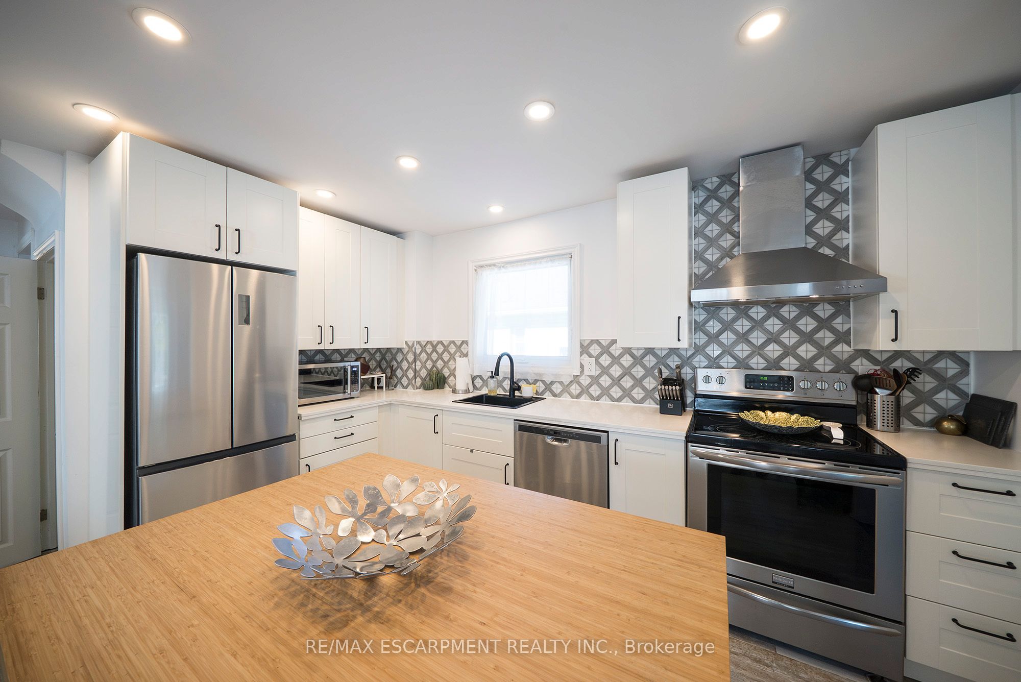 32 ELMWOOD Avenue, Brantford, ON N3R 2J8 photo 5