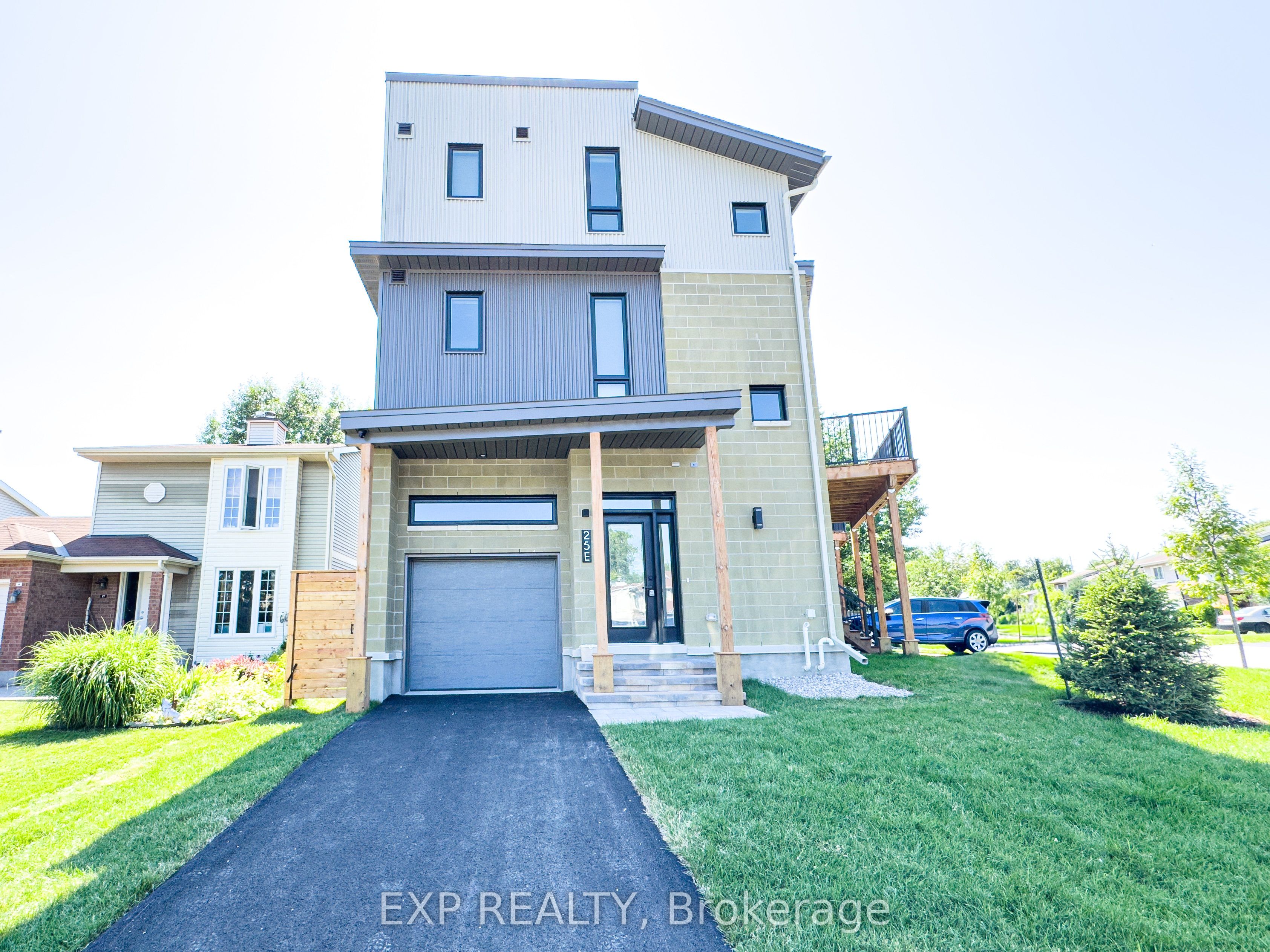 25 Fair Oaks Crescent E, South of Baseline to Knoxdale, ON K2G 4W6