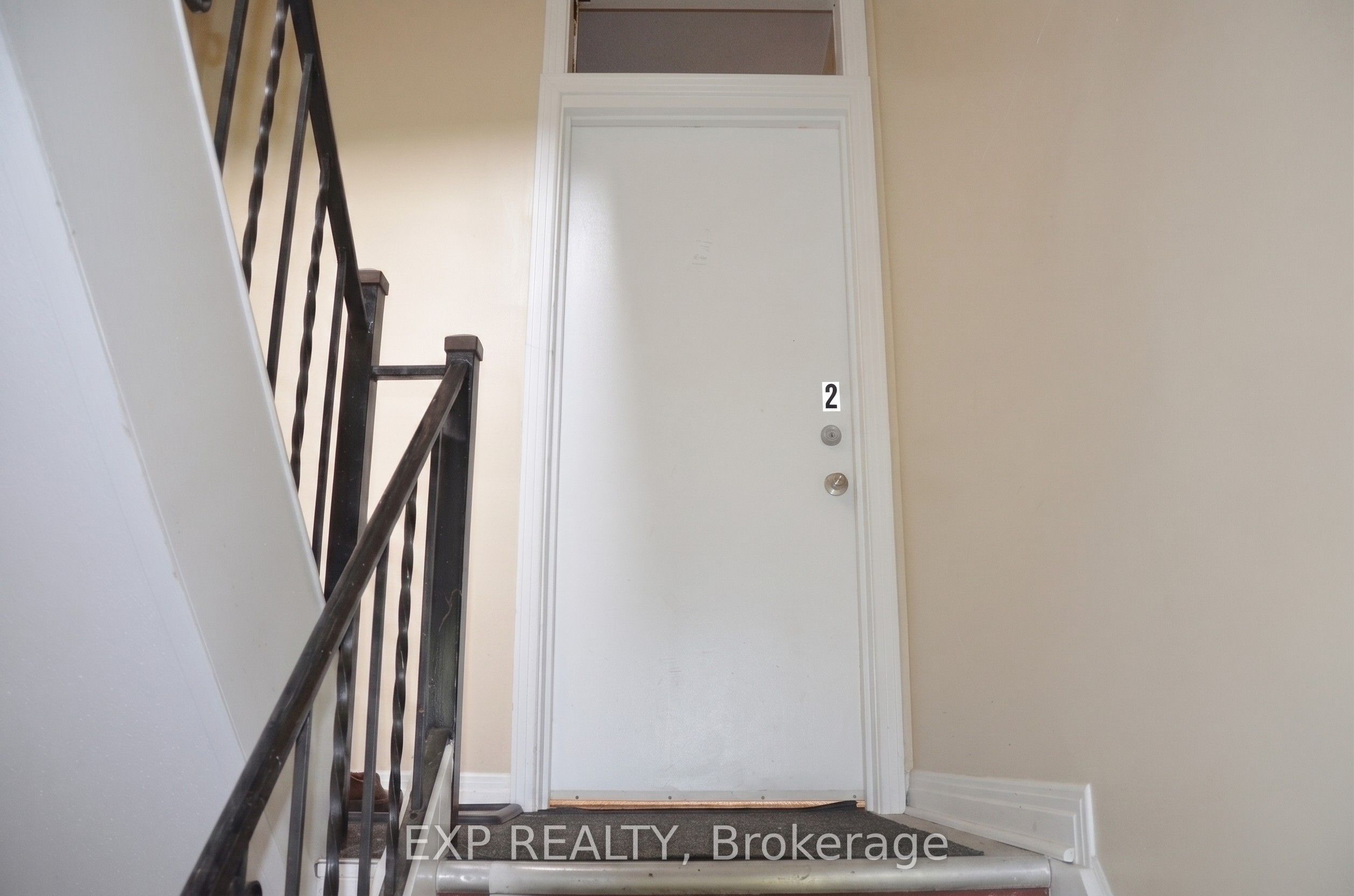 42 Lavergne Street 2, Vanier and Kingsview Park, ON K1L 5G3 photo 4
