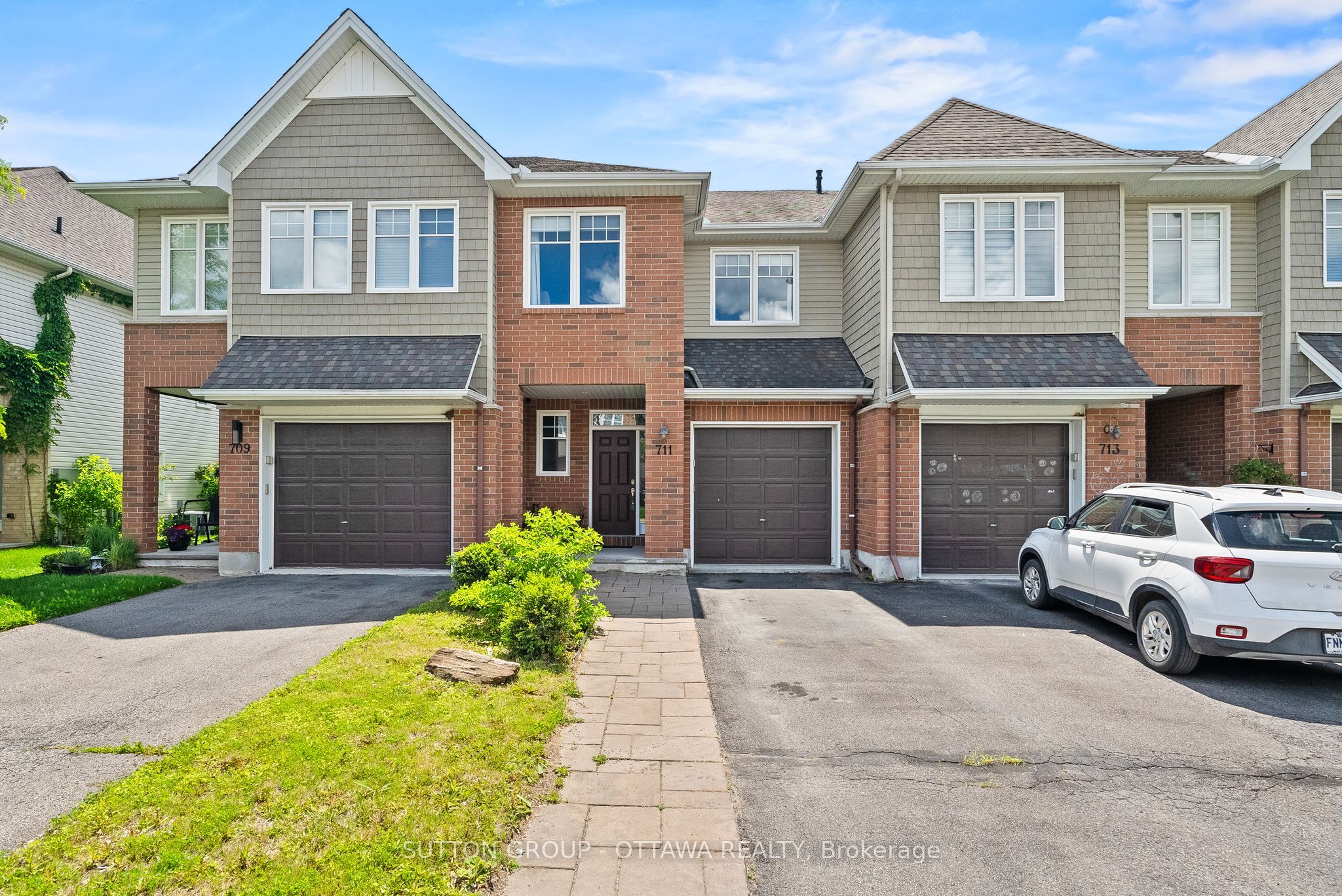 711 Hazelnut Crescent, Blossom Park - Airport and Area, ON K1T 3T8