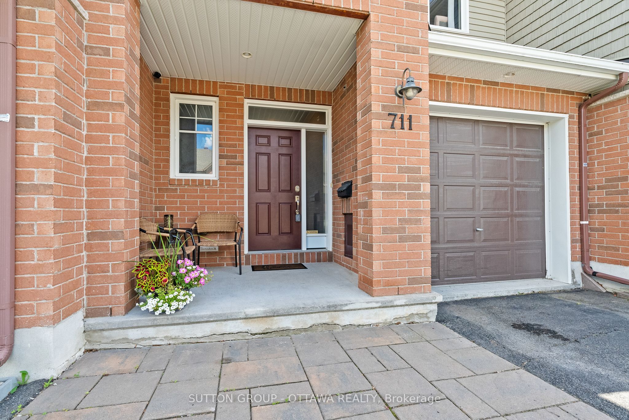711 Hazelnut Crescent, Blossom Park - Airport and Area, ON K1T 3T8 photo 2