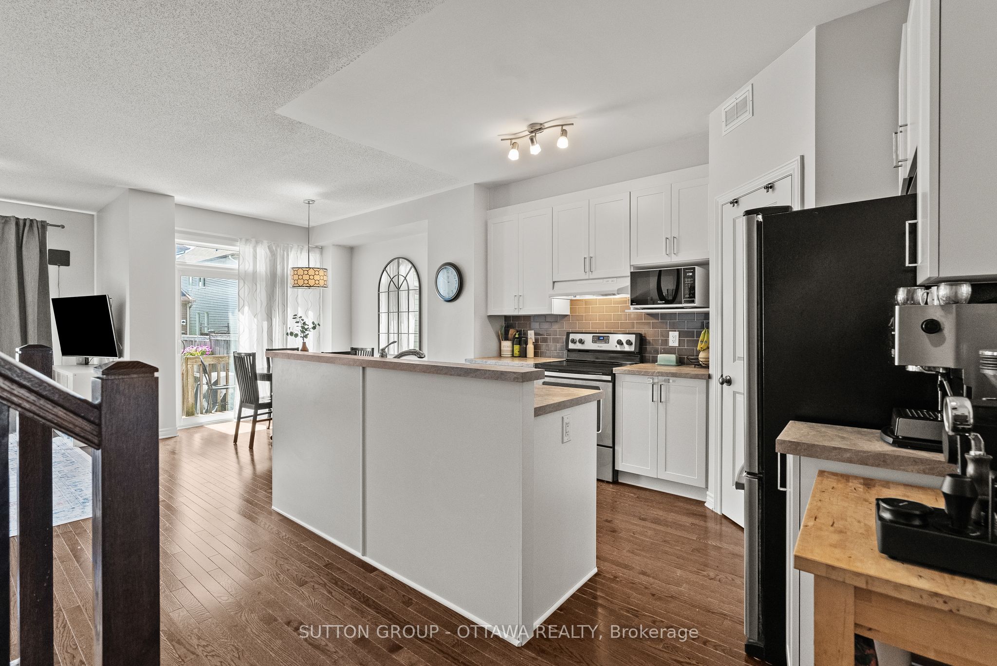 711 Hazelnut Crescent, Blossom Park - Airport and Area, ON K1T 3T8 photo 5