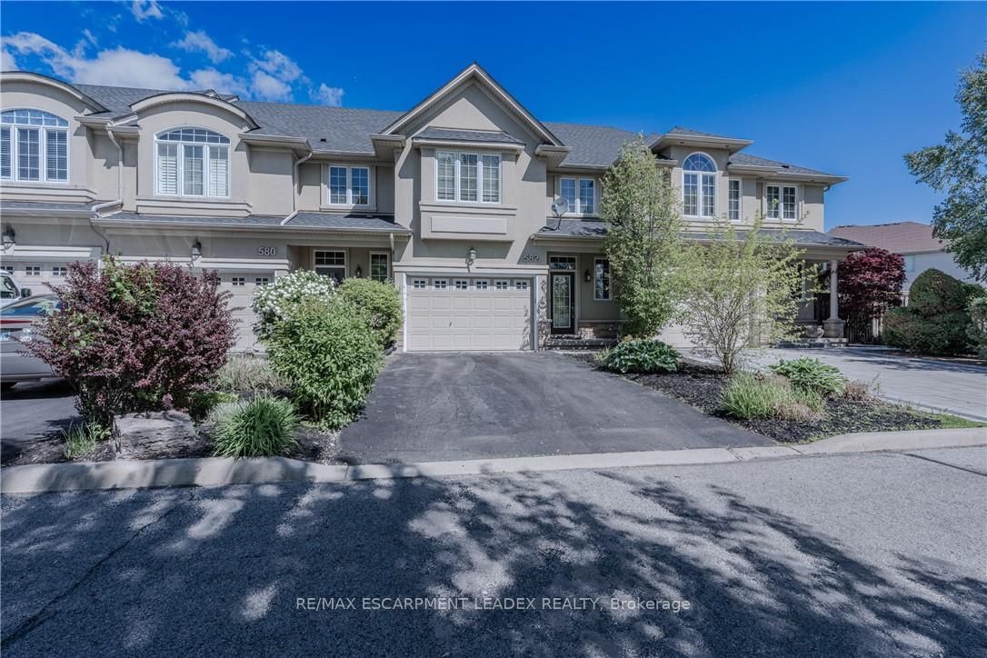 582 Stonehenge Drive, Hamilton, ON L9K 0B2 photo 2