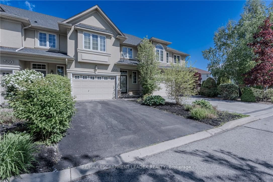582 Stonehenge Drive, Hamilton, ON L9K 0B2 photo 3