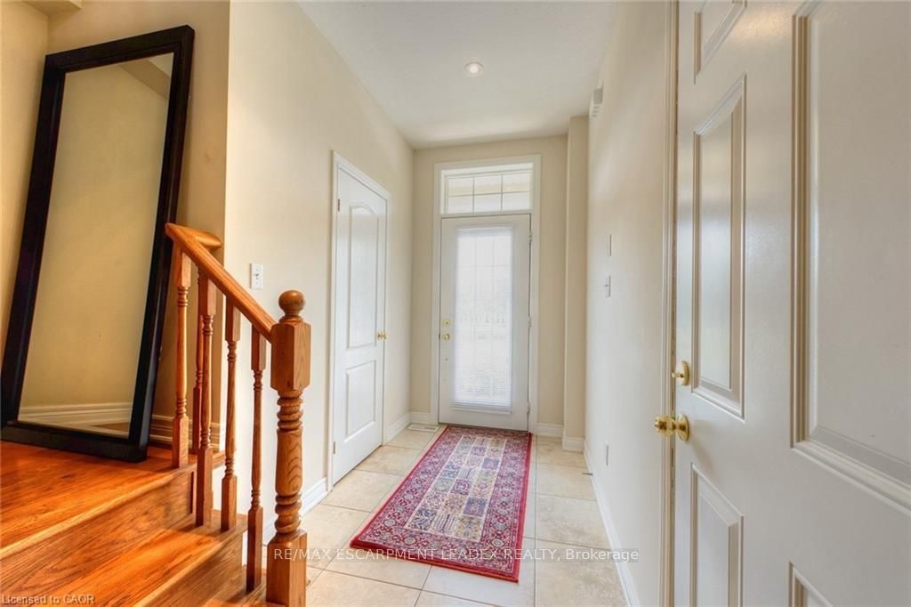 582 Stonehenge Drive, Hamilton, ON L9K 0B2 photo 4