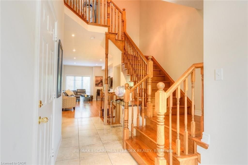 582 Stonehenge Drive, Hamilton, ON L9K 0B2 photo 5