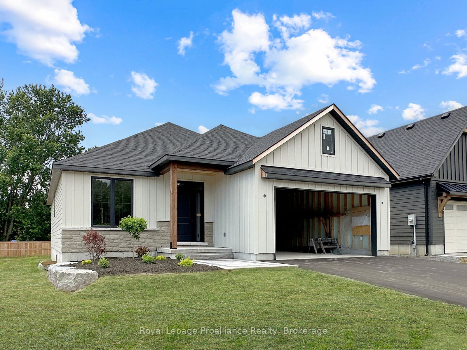 33 Deerview Drive, Quinte West, ON K8V 5P4 photo 2