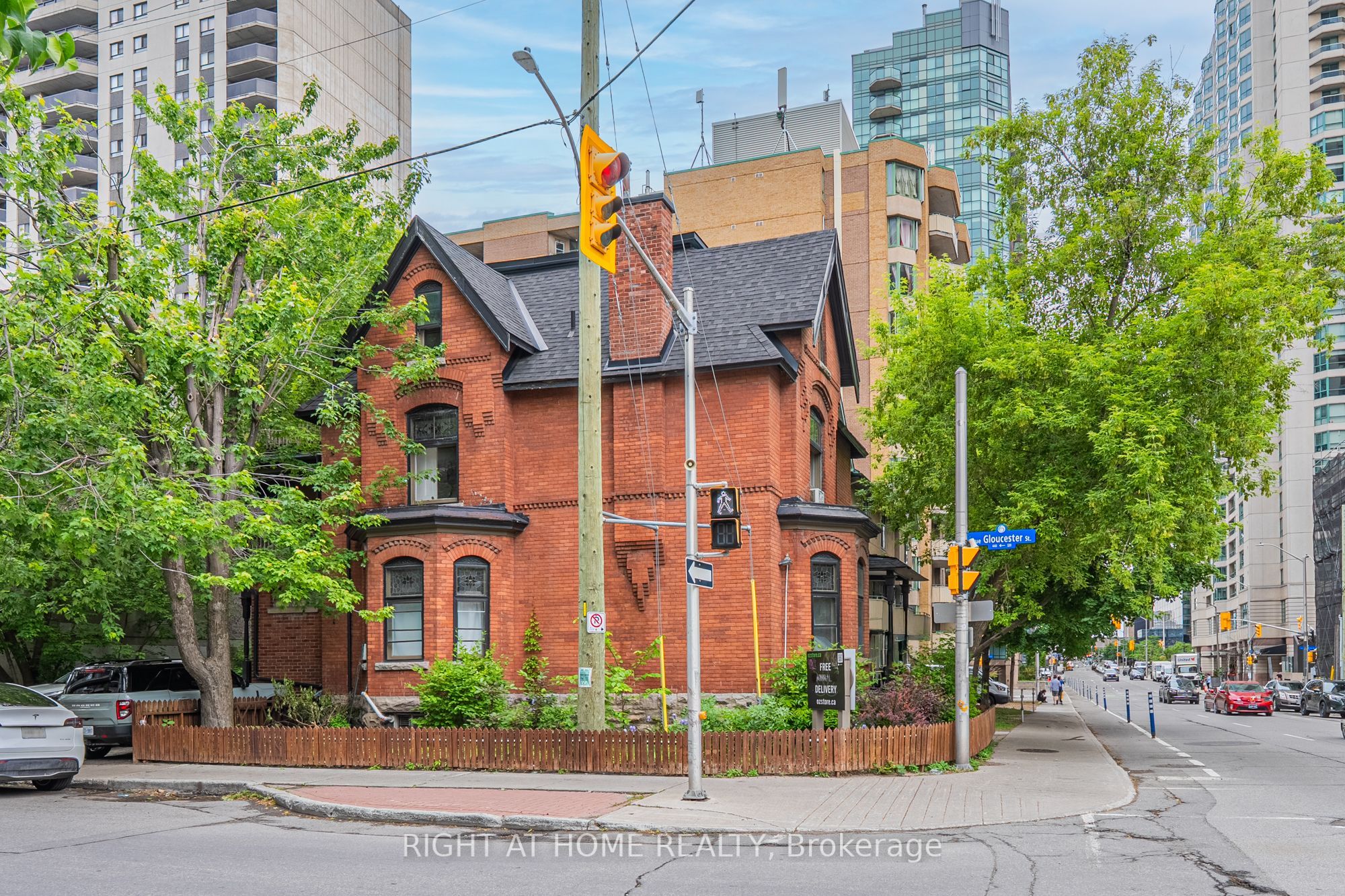 220 Lyon Street N B, Ottawa Centre, ON K1R 5V7