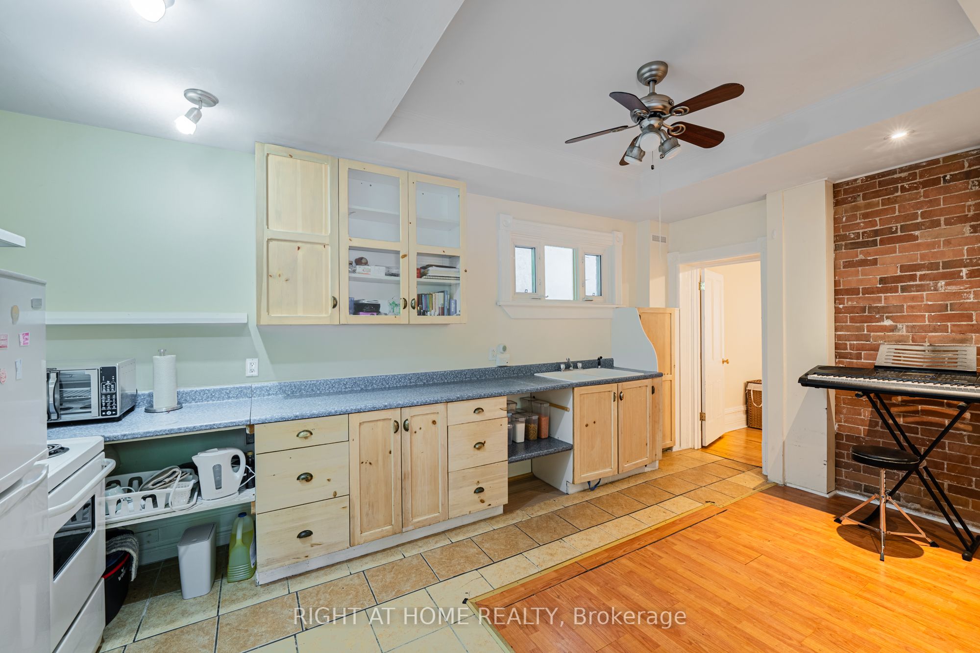 220 Lyon Street N B, Ottawa Centre, ON K1R 5V7 photo 3